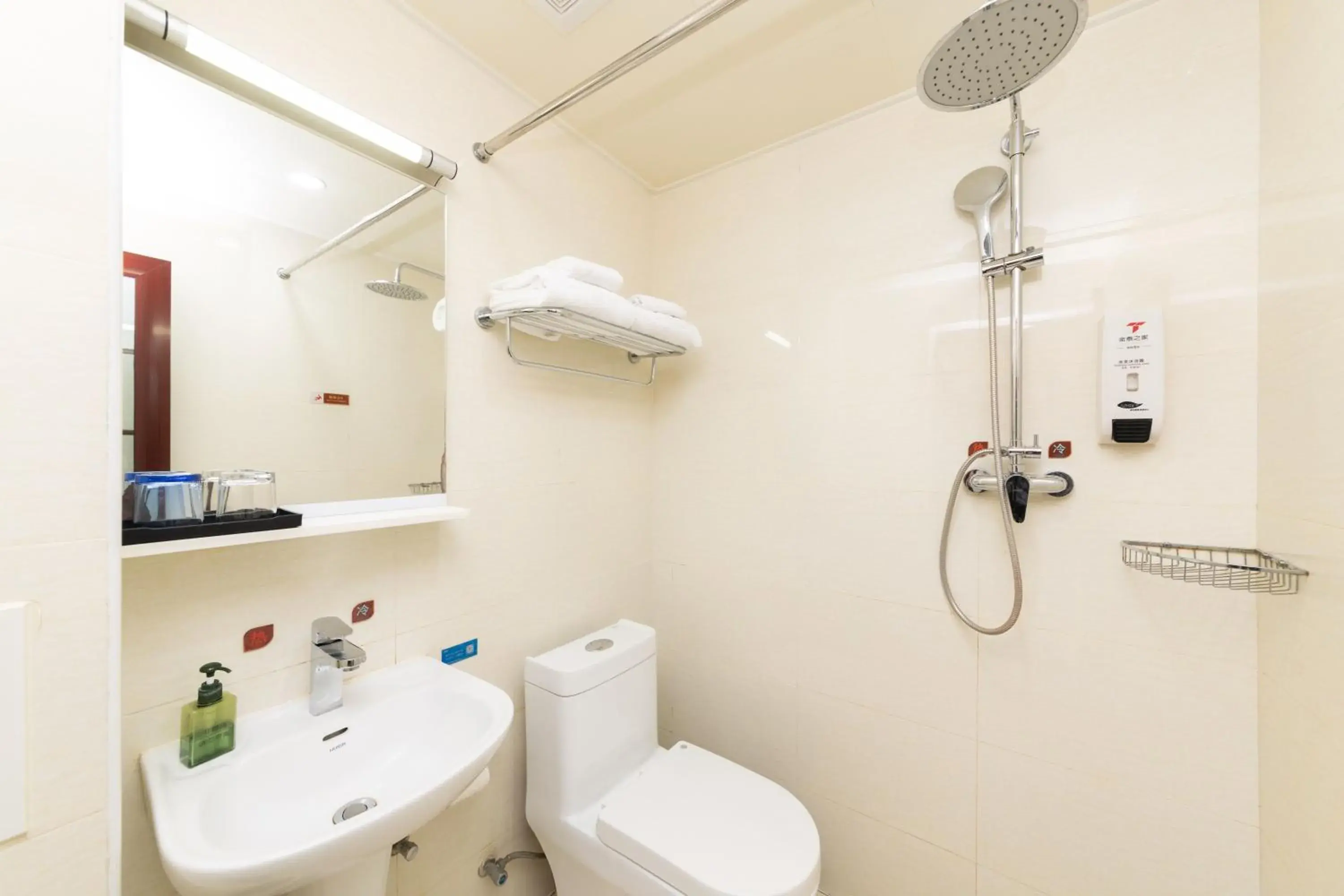 Standard Queen Room in Golden Inns Chain Hotel Beijing JianGuomen 金泰之家北京站店 Standard Queen Room in Golden Inns Chain Hotel Beijing JianGuomen 金泰之家北京站店