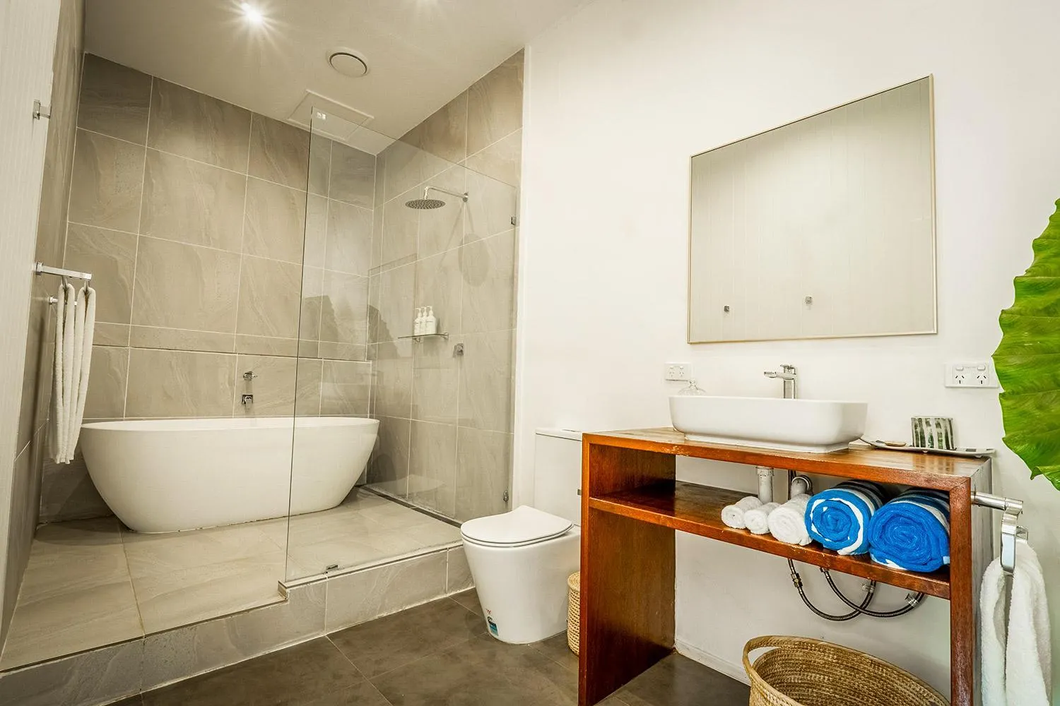 Shower in Trees and Fishes Private Retreat