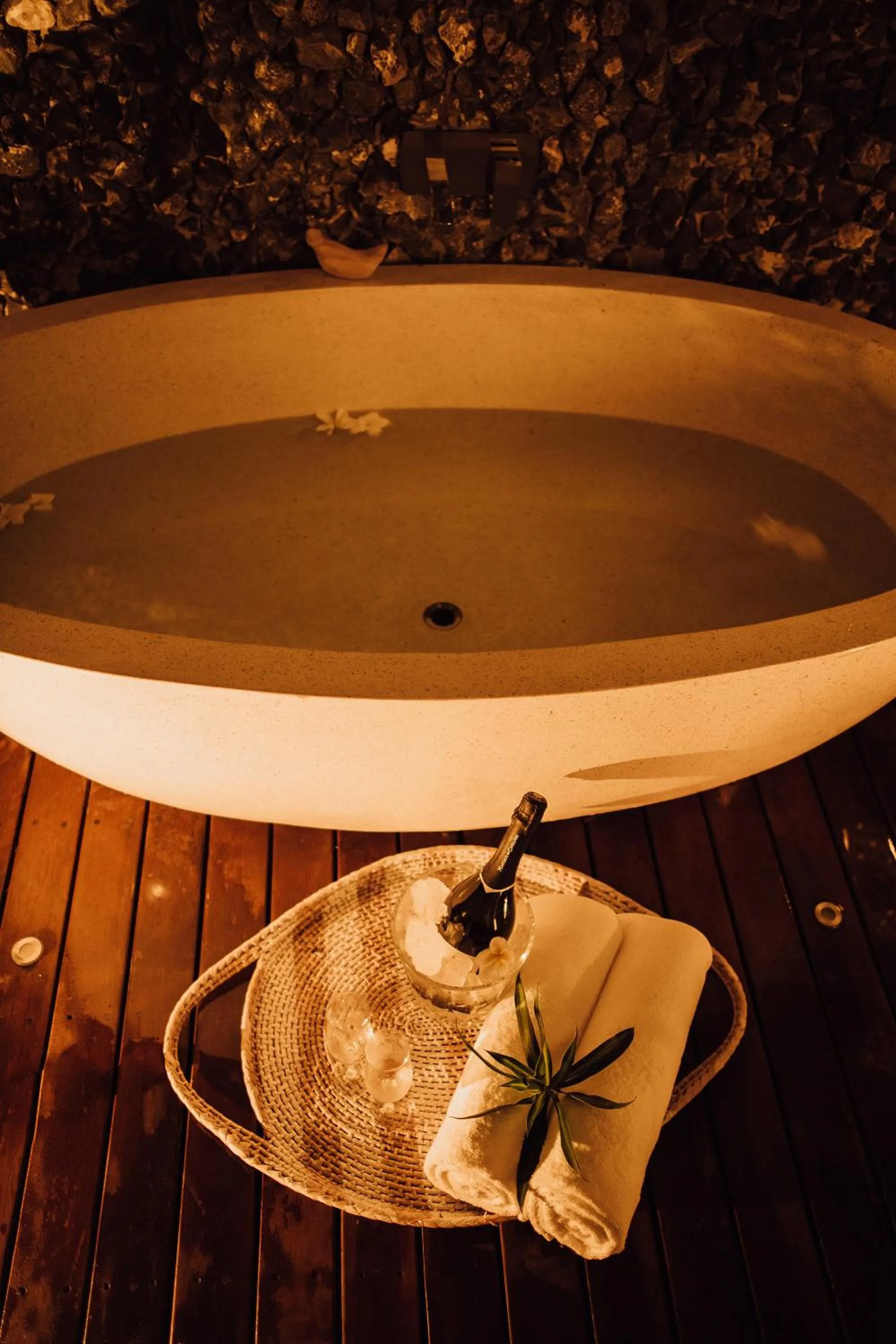 Open Air Bath in Trees and Fishes Private Retreat