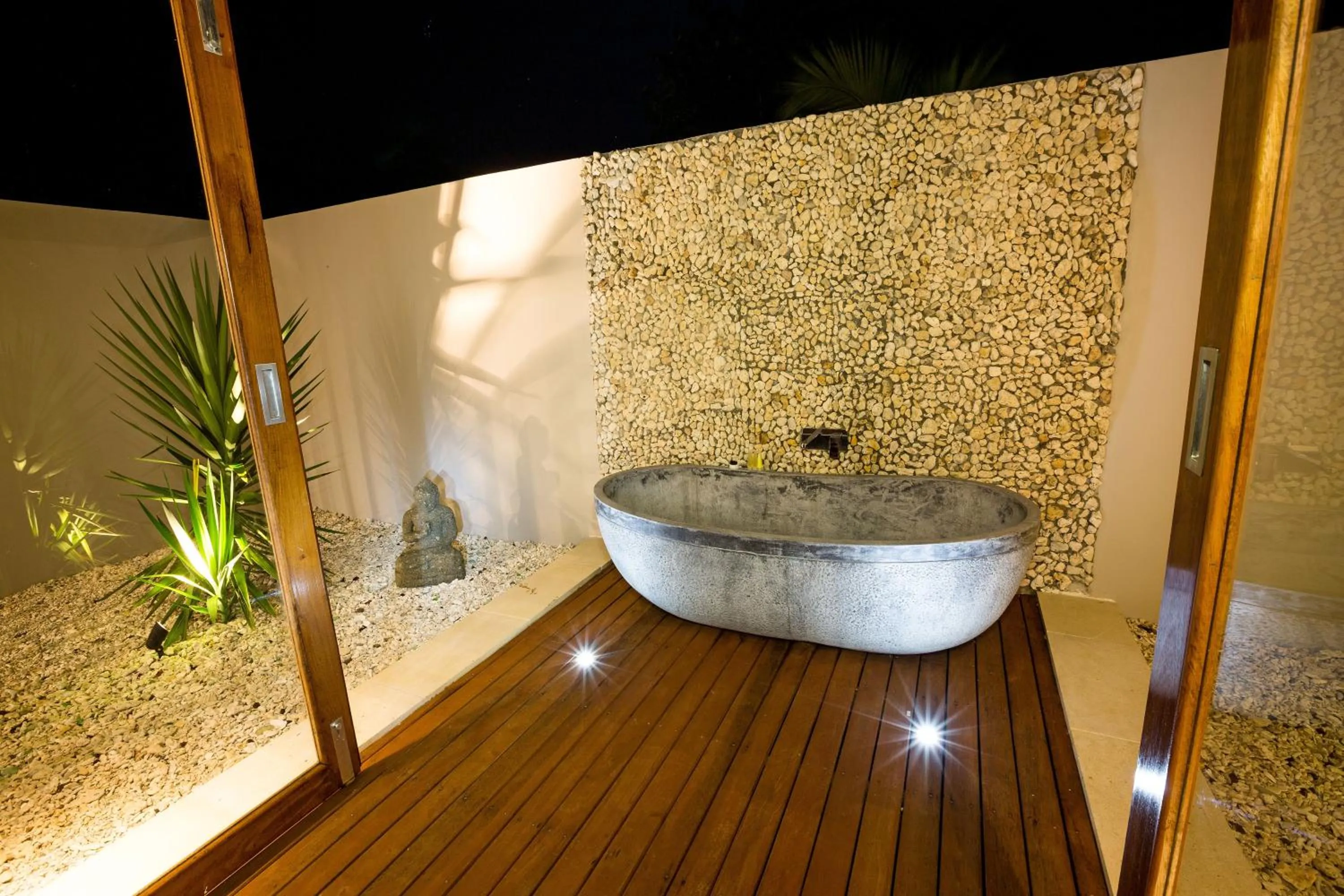 Open Air Bath in Trees and Fishes Private Retreat