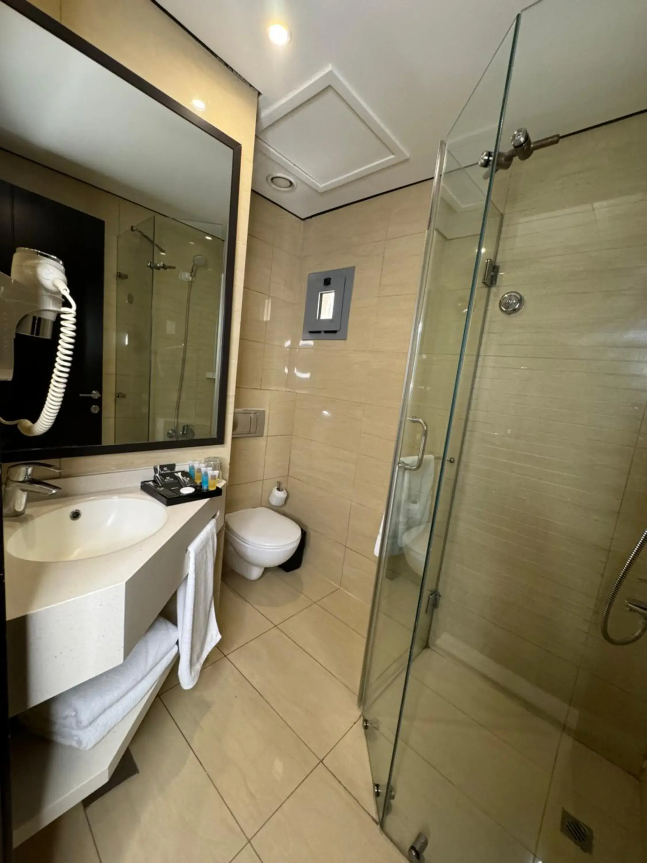 Superior Deluxe Double or Twin Room in Elite Hotel By Beverly Superior Deluxe Double or Twin Room in Elite Hotel By Beverly