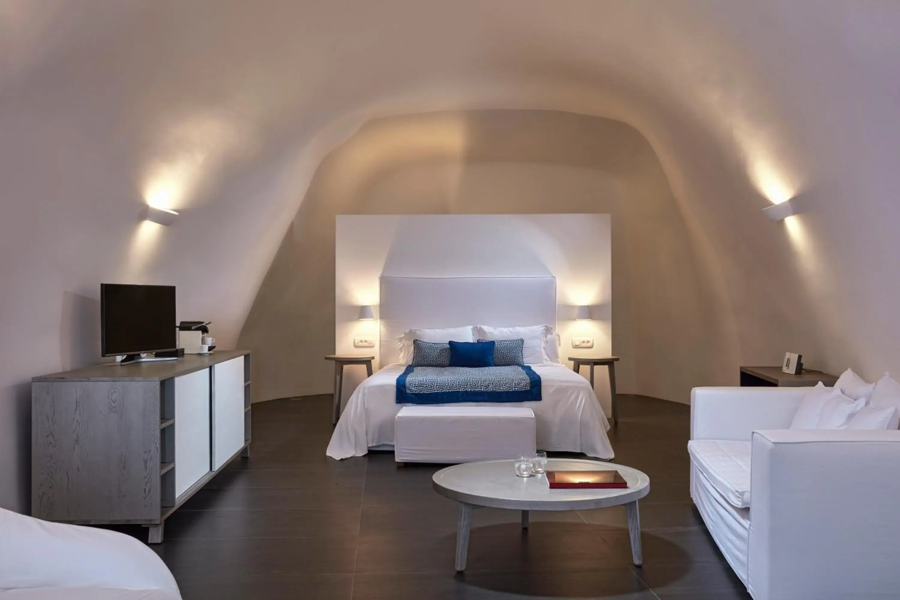 Bed in Katikies Chromata Santorini - The Leading Hotels of the World Bed in Katikies Chromata Santorini - The Leading Hotels of the World