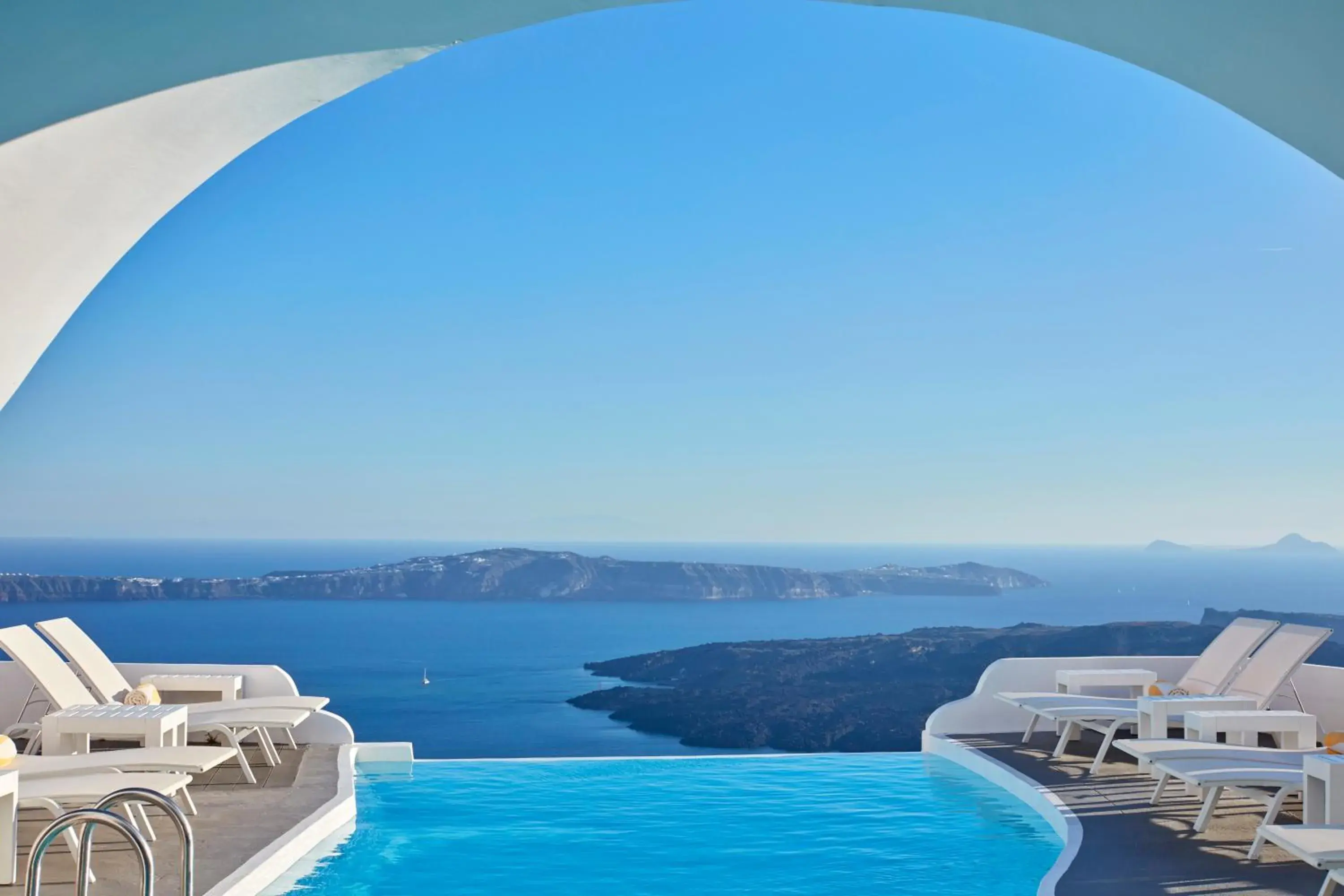 Swimming pool in Katikies Chromata Santorini - The Leading Hotels of the World Swimming pool in Katikies Chromata Santorini - The Leading Hotels of the World