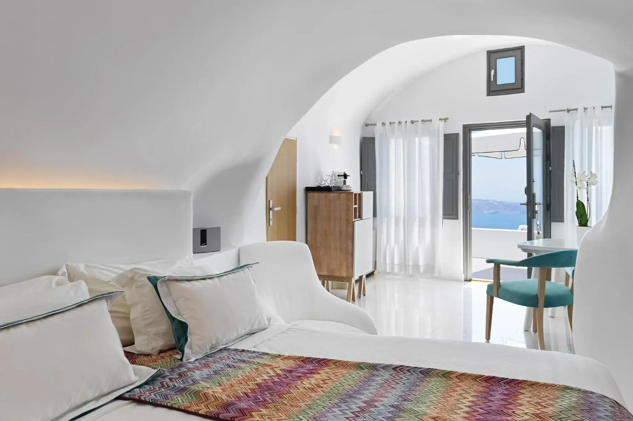 Bed in Katikies Chromata Santorini - The Leading Hotels of the World Bed in Katikies Chromata Santorini - The Leading Hotels of the World