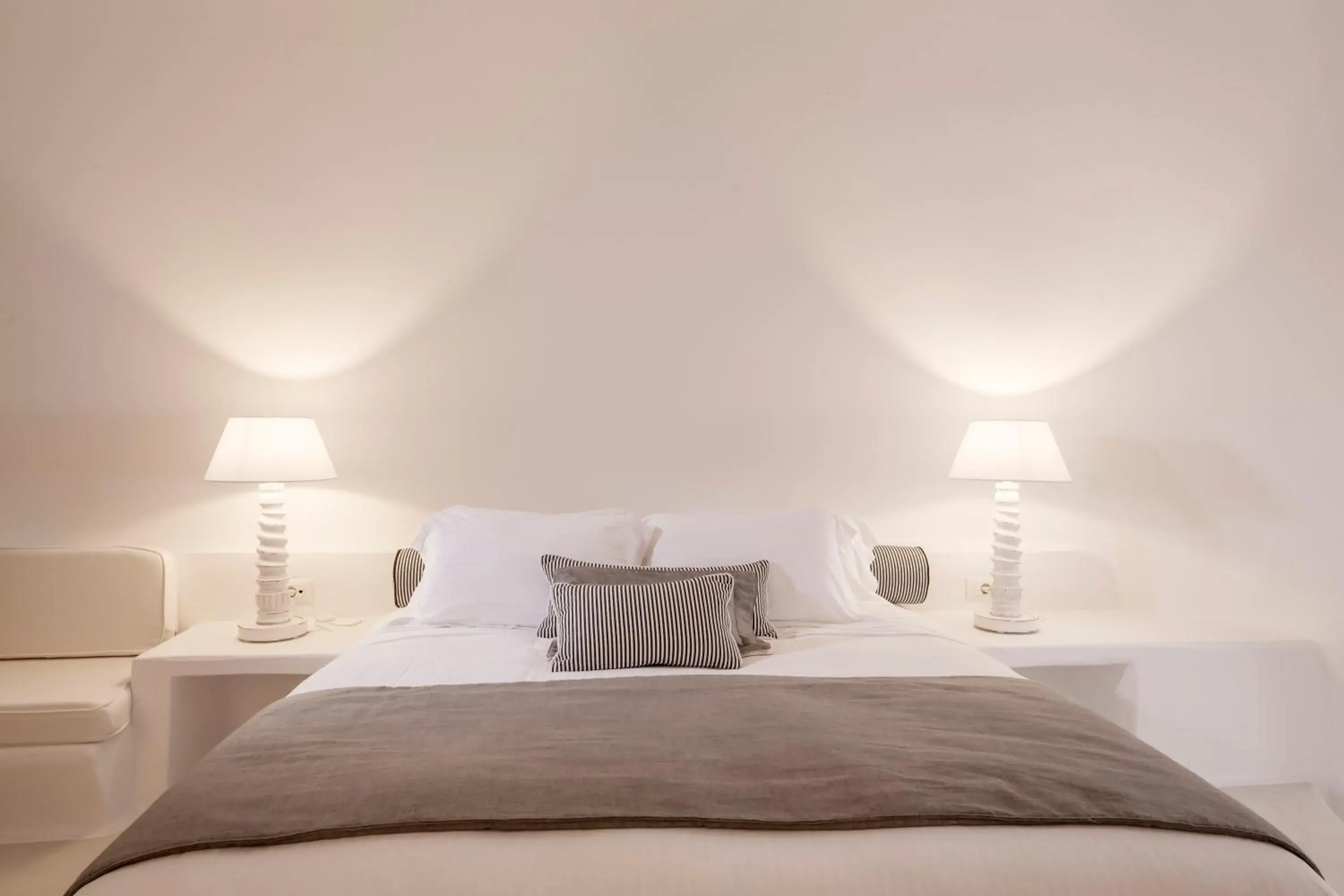 Bed in Katikies Chromata Santorini - The Leading Hotels of the World Bed in Katikies Chromata Santorini - The Leading Hotels of the World