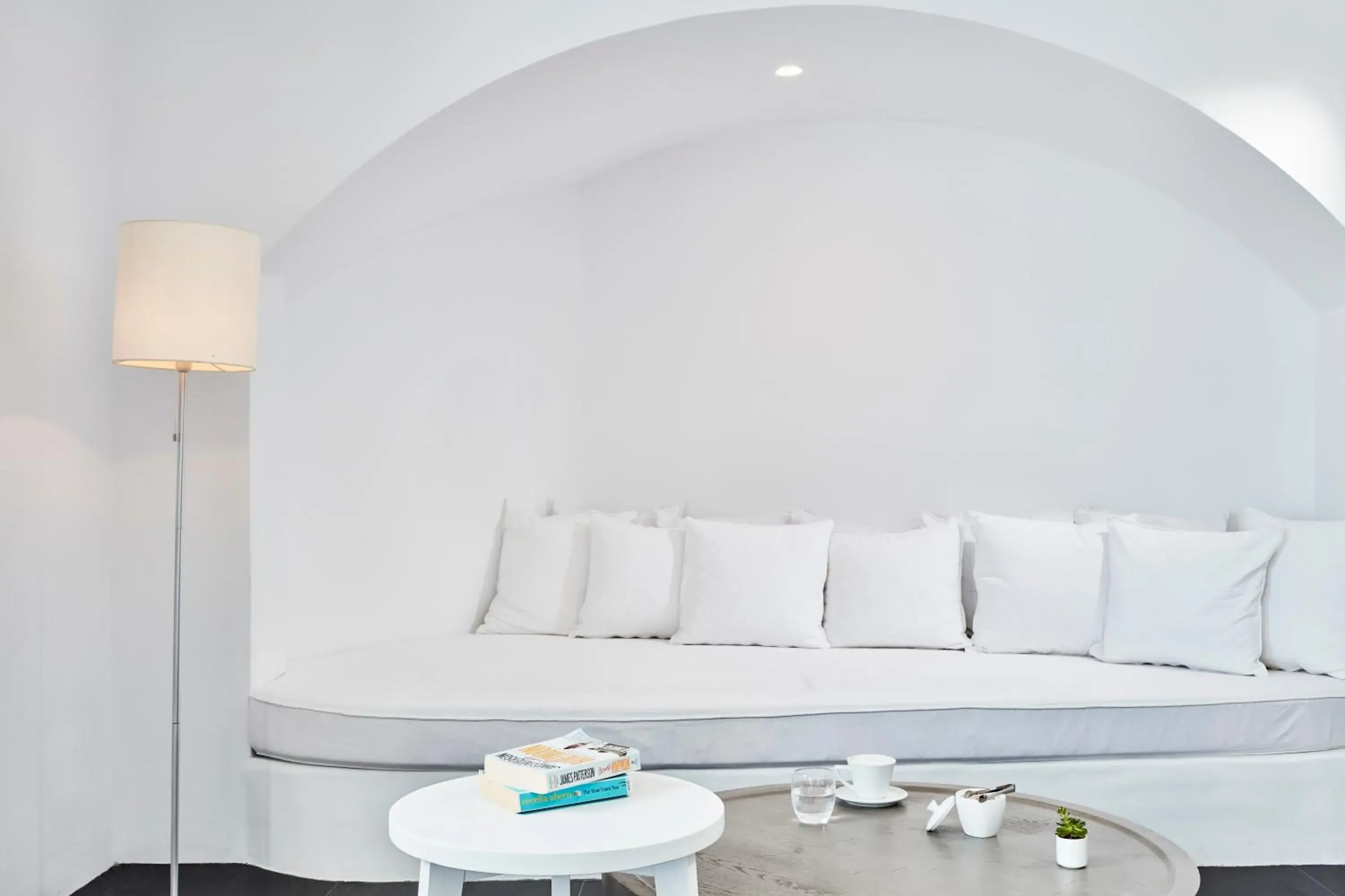 Living room in Katikies Chromata Santorini - The Leading Hotels of the World Living room in Katikies Chromata Santorini - The Leading Hotels of the World