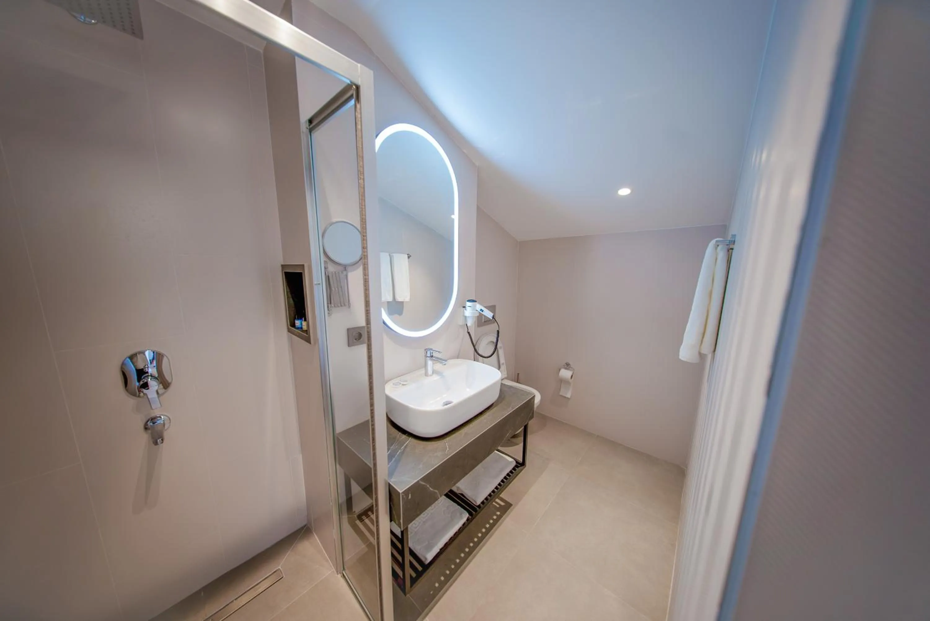 Toilet, Bed in The Palm Bosphorus Hotel