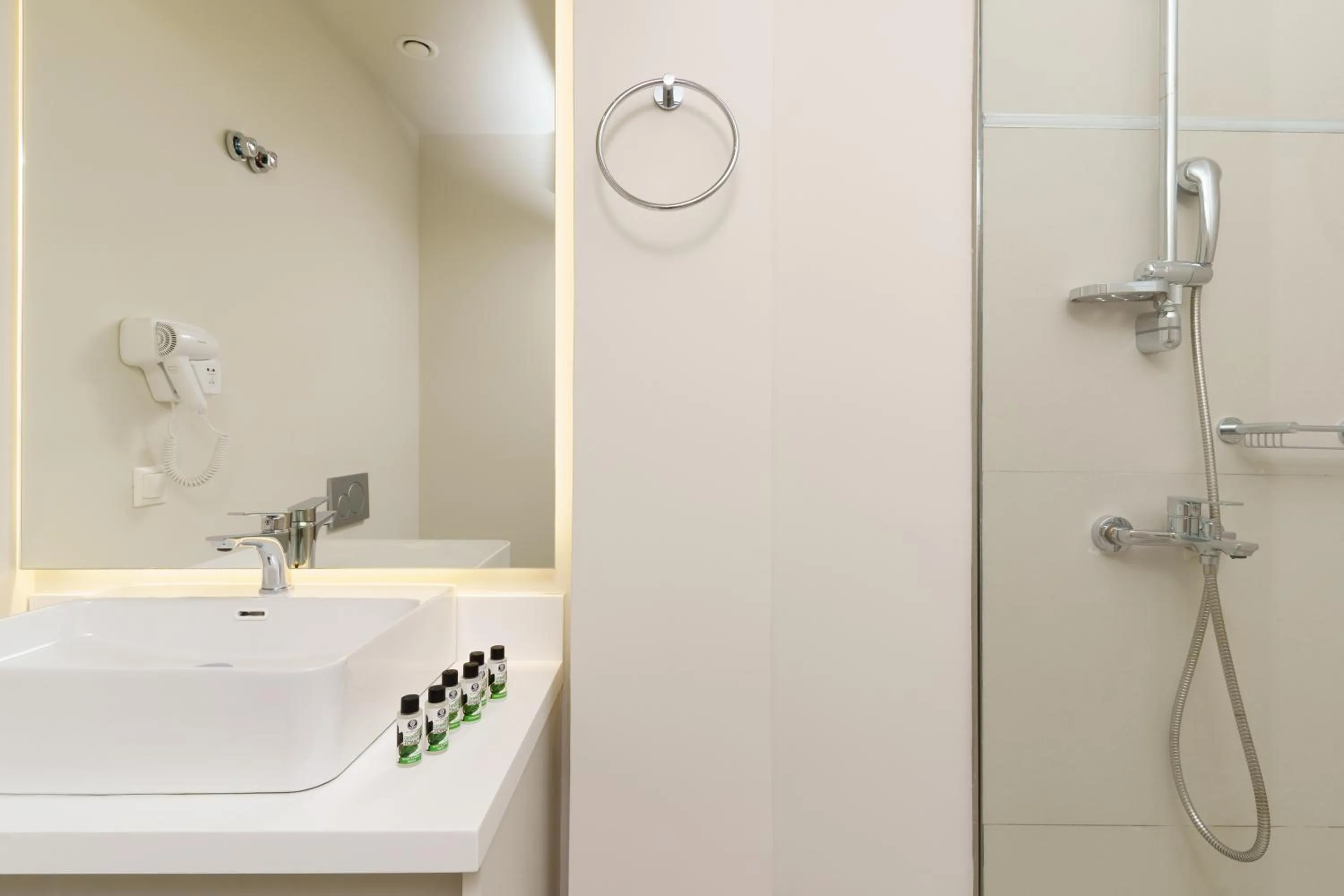 Shower in Gallery Central Piraeus Port