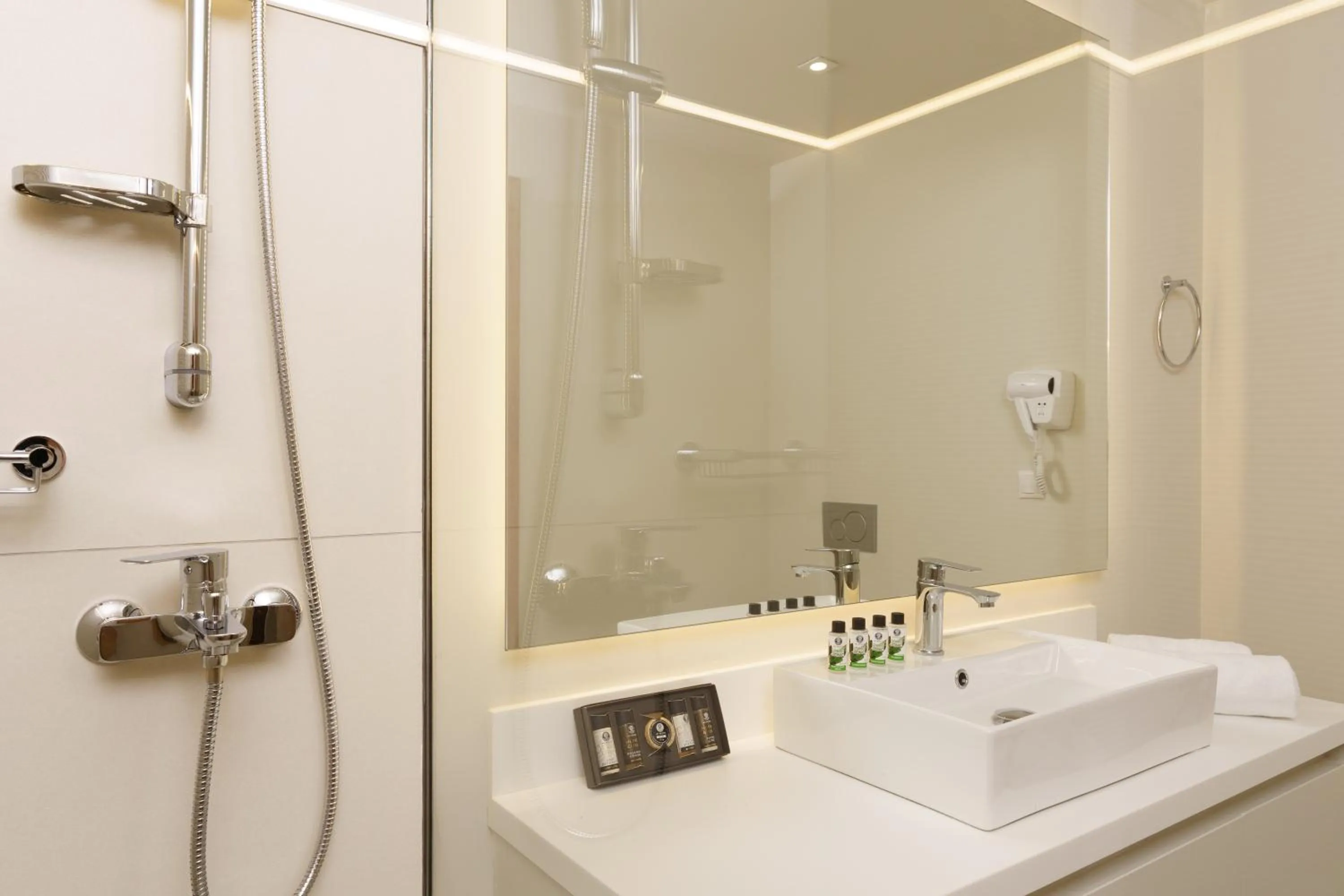 Shower in Gallery Central Piraeus Port