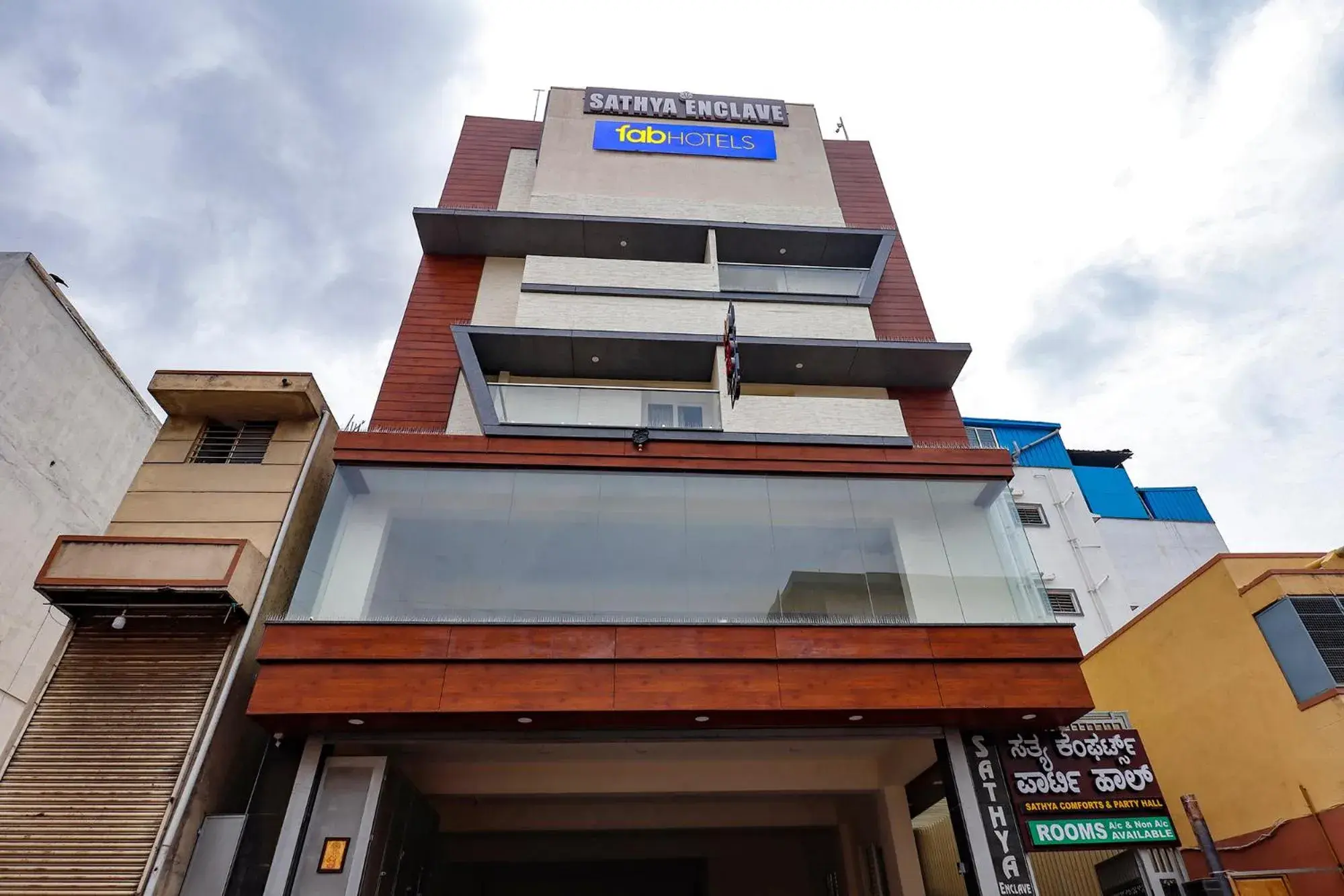 Property building in FabHotel Sathya Comforts - Nr Commercial Street Property building in FabHotel Sathya Comforts - Nr Commercial Street
