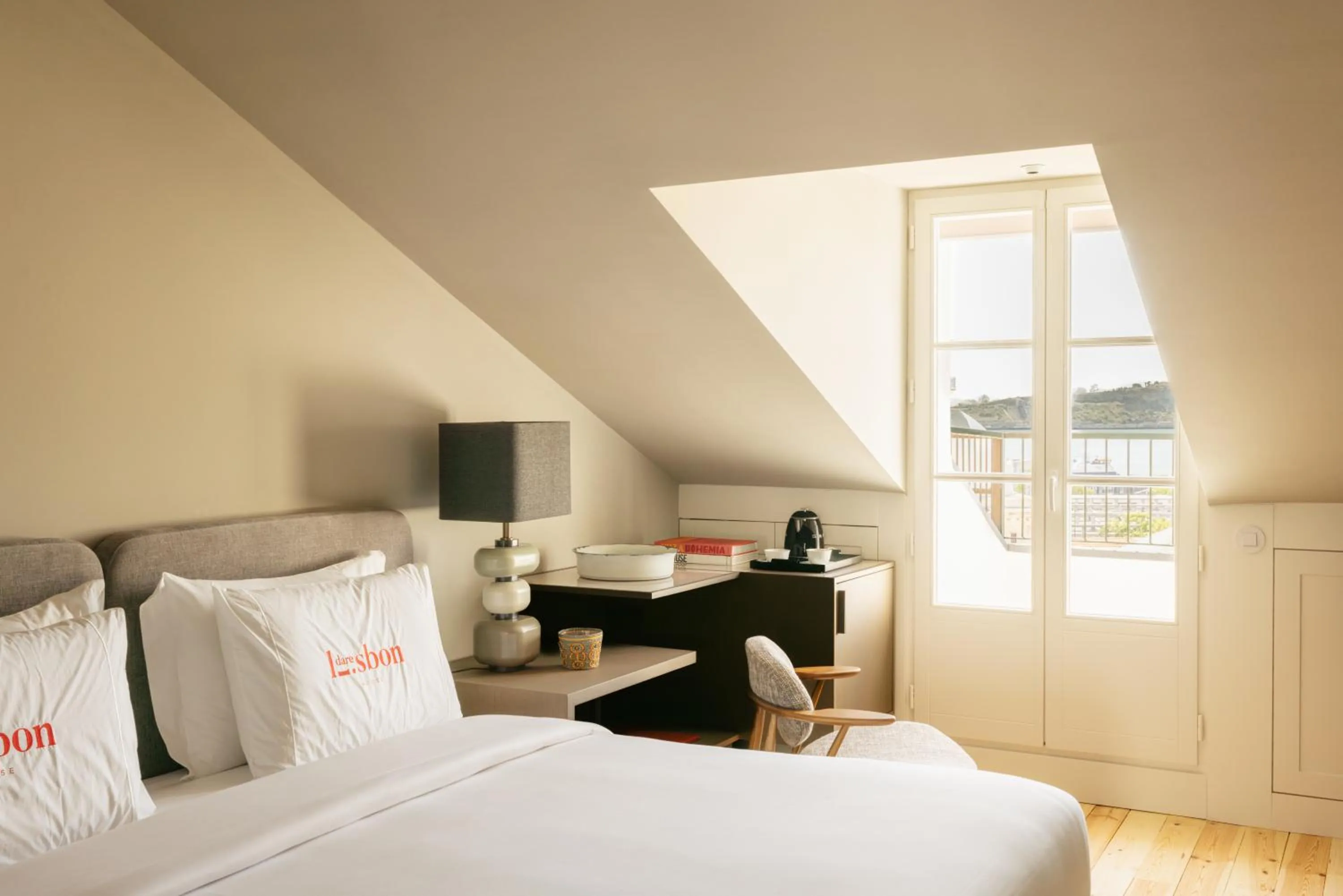 Bedroom, Bed in Dare Lisbon River