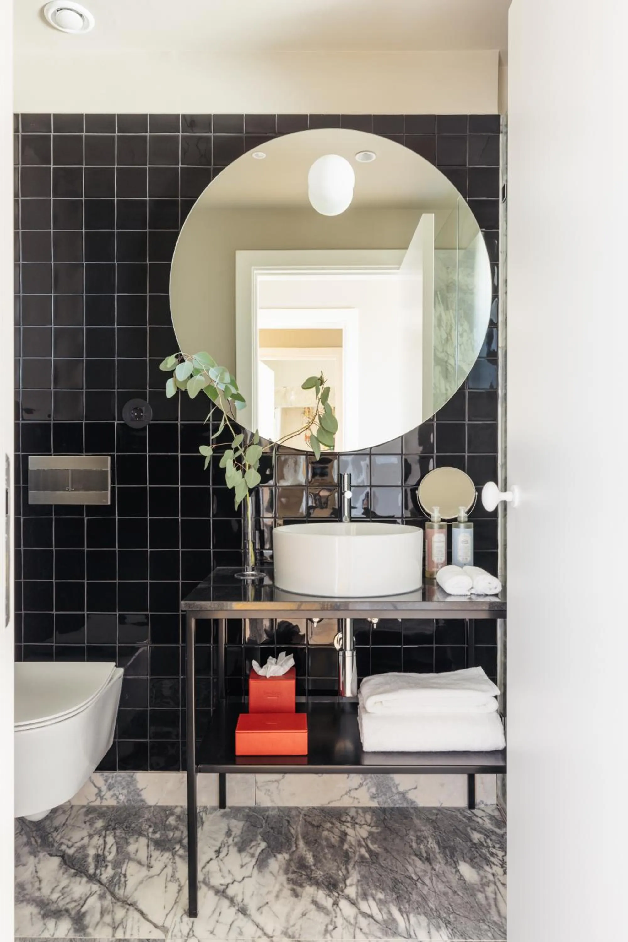 Bathroom in Dare Lisbon River