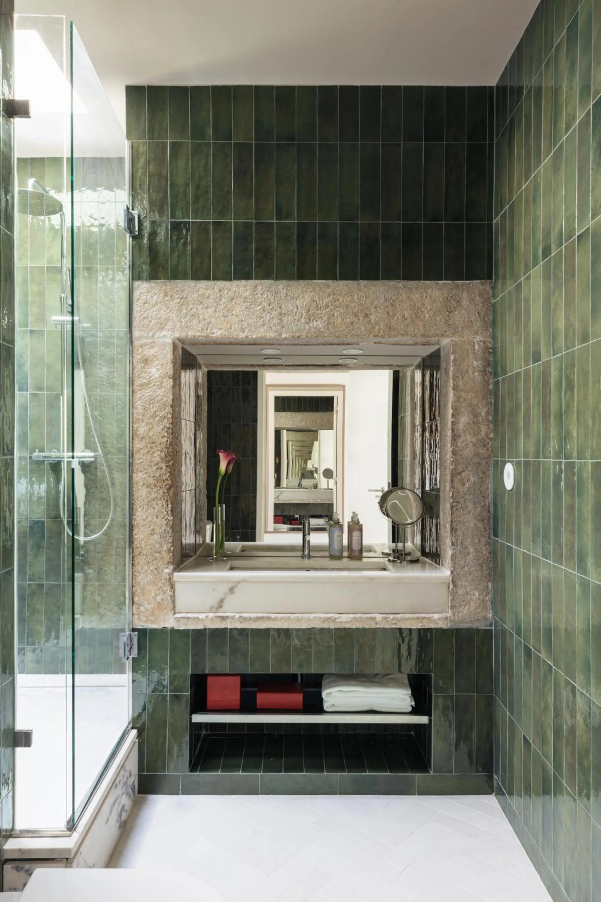 Bathroom in Dare Lisbon River