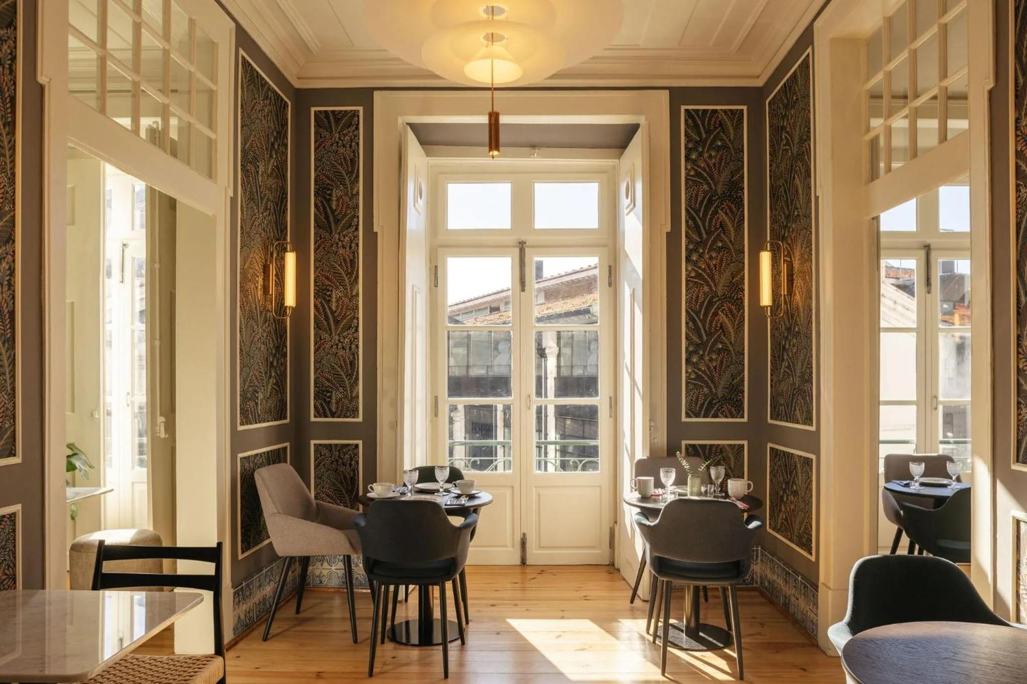 Dining area in Dare Lisbon River