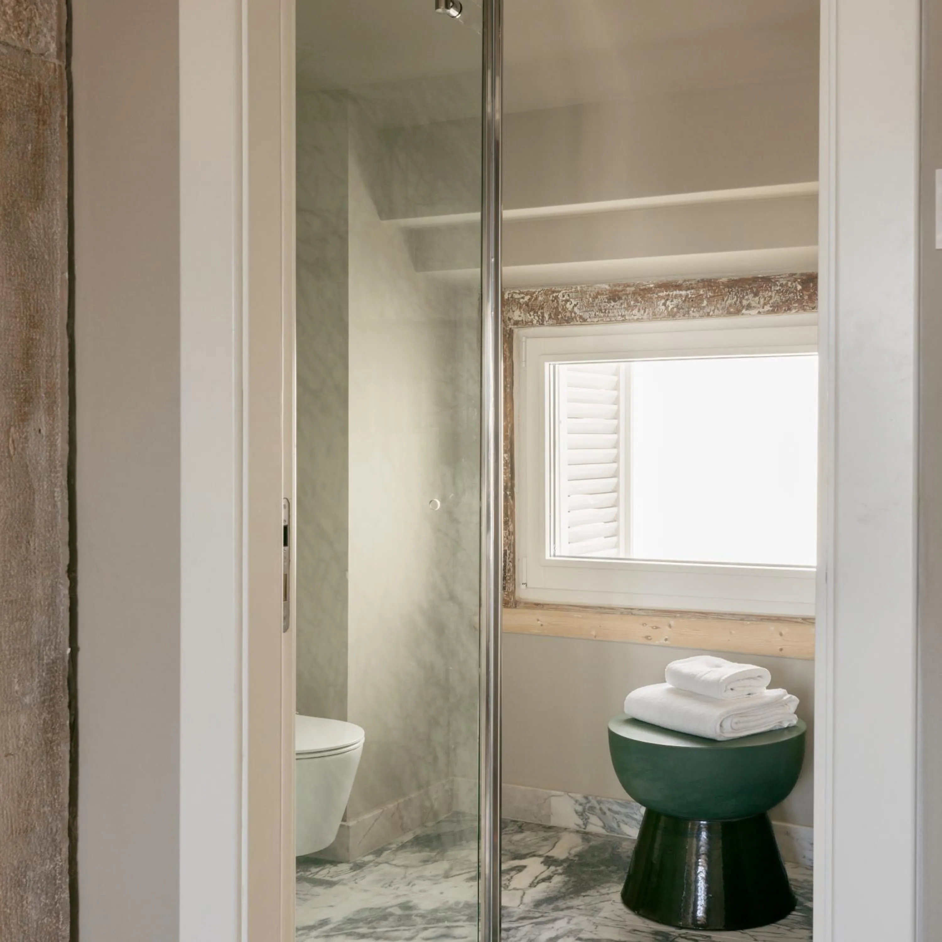 Bathroom in Dare Lisbon River