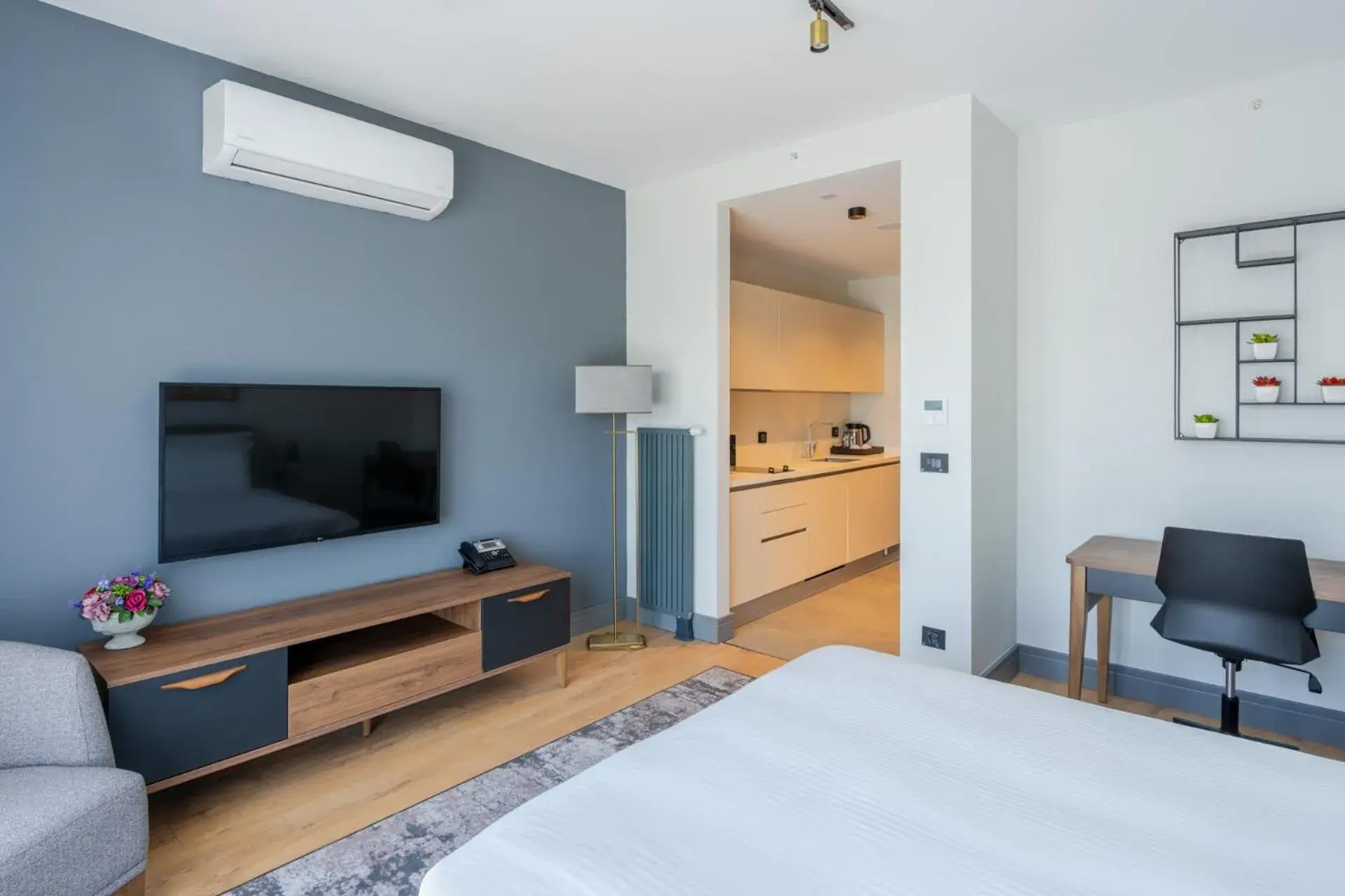 TV and multimedia, Bed in The Superior Living Kağıthane TV and multimedia, Bed in The Superior Living Kağıthane