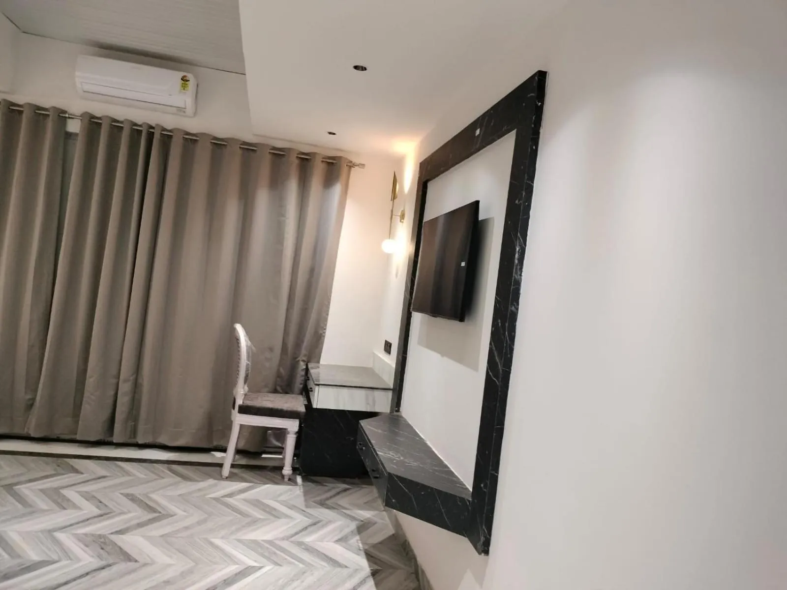 air conditioner in Citrus Prime Hill Queen Resort