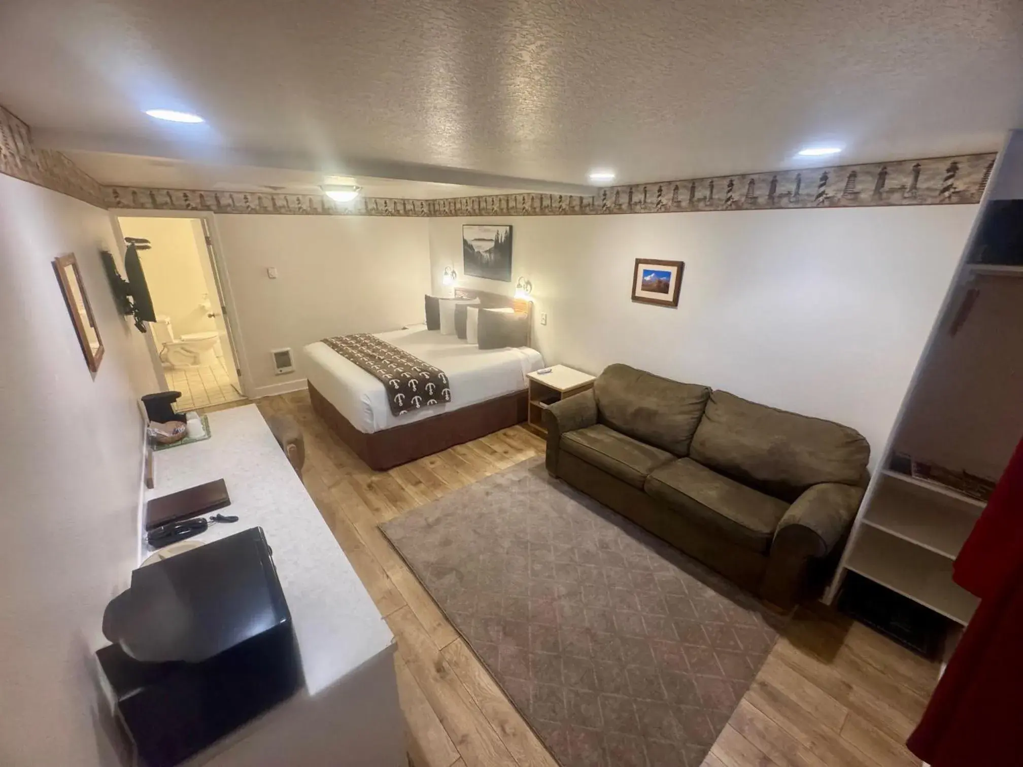 Deluxe King Suite in Ocean Breeze Motel Deluxe King Suite in Ocean Breeze Motel