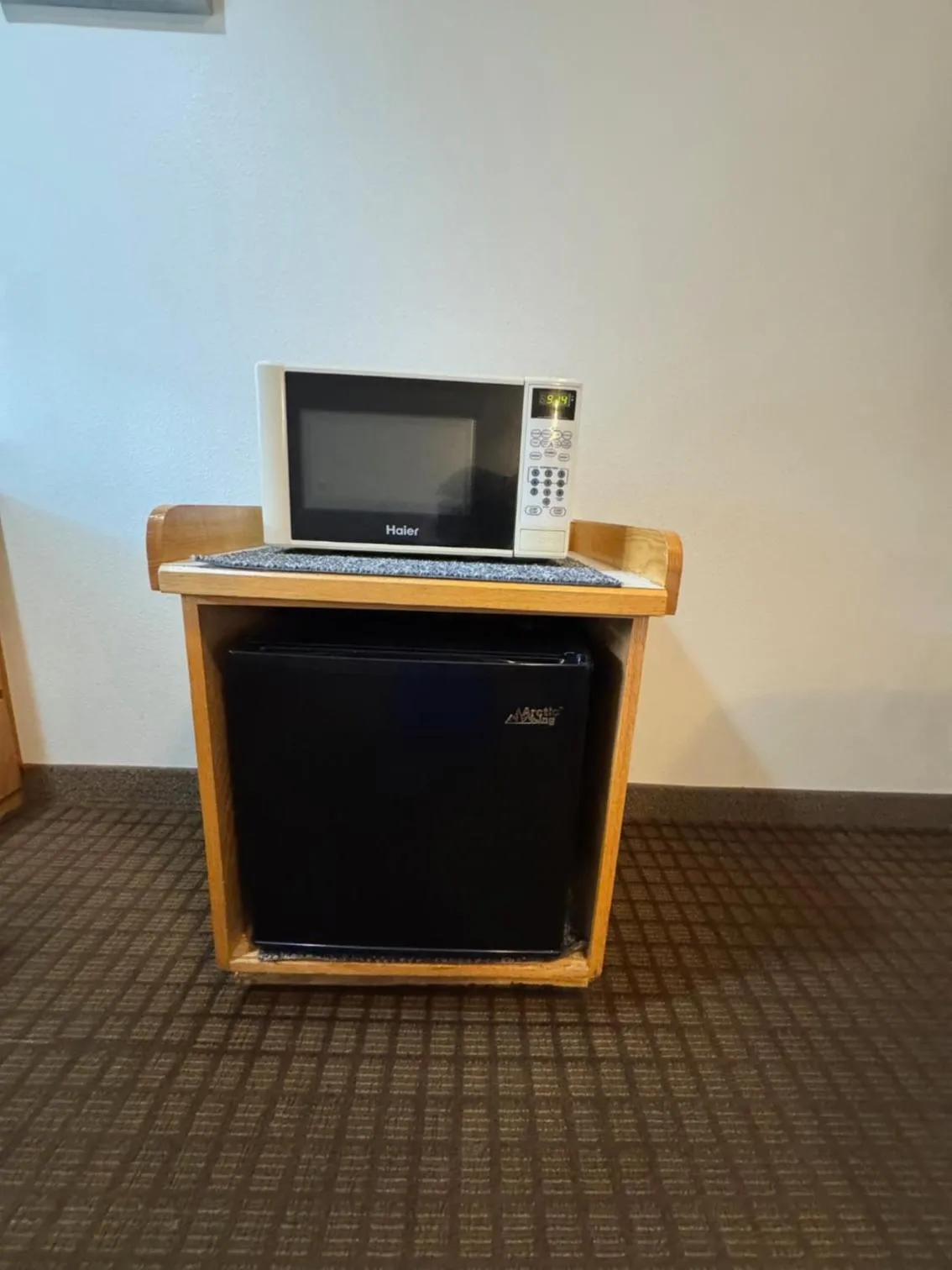 microwave in Ocean Breeze Motel