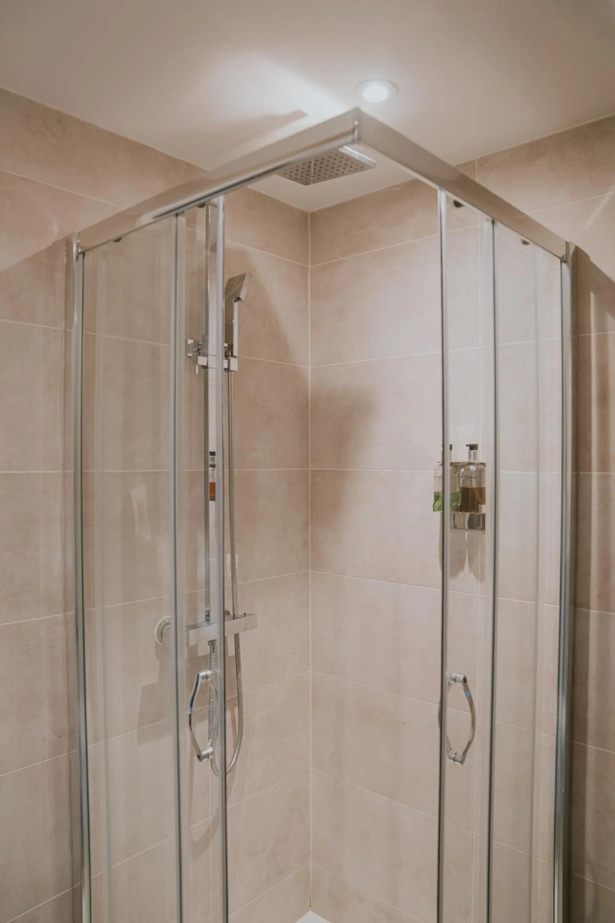 Shower in Redesdale Arms Hotel