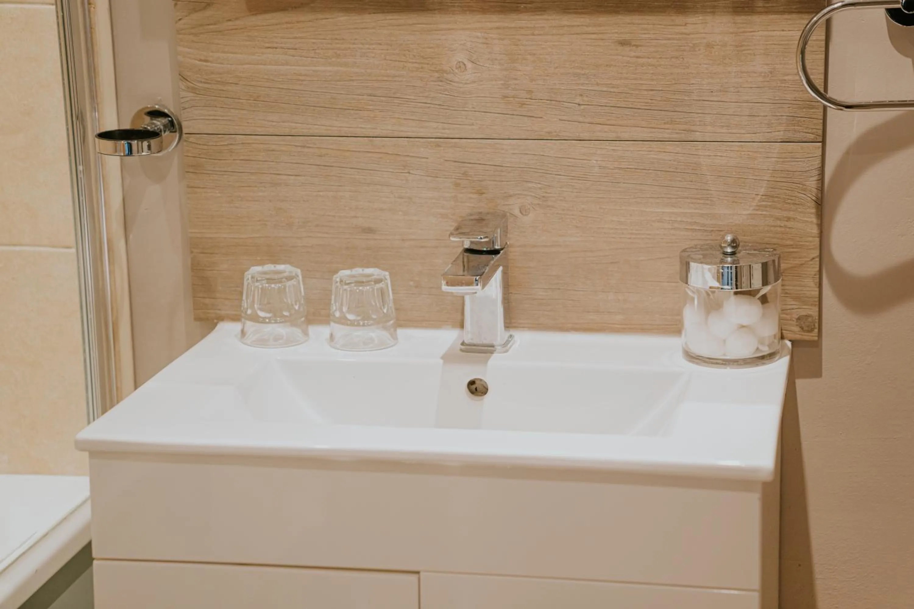 Bathroom in Redesdale Arms Hotel