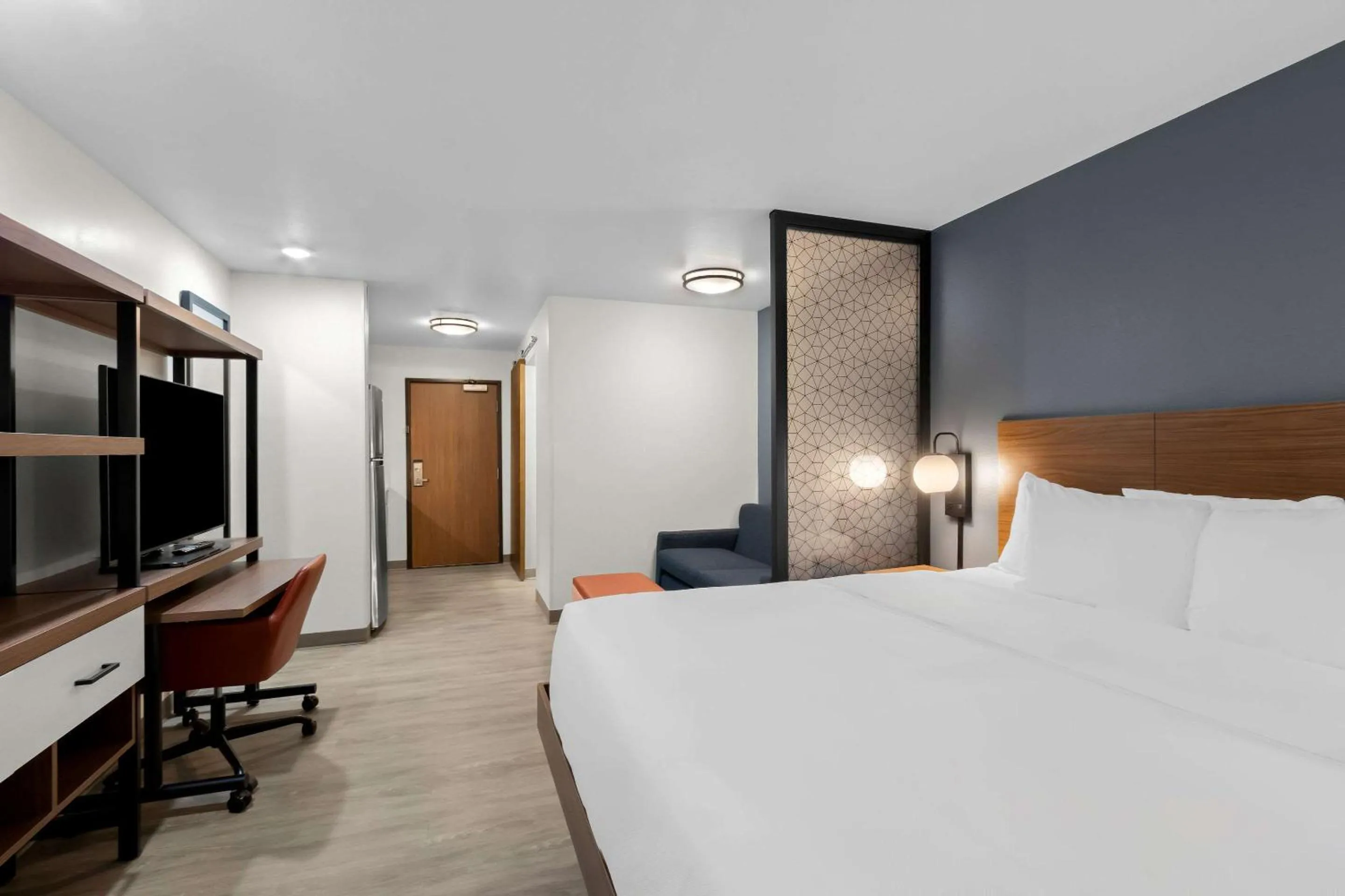 King Suite with Sofa - Disability Access/Non Smoking in Everhome Suites Glendale Sports Entertainment District