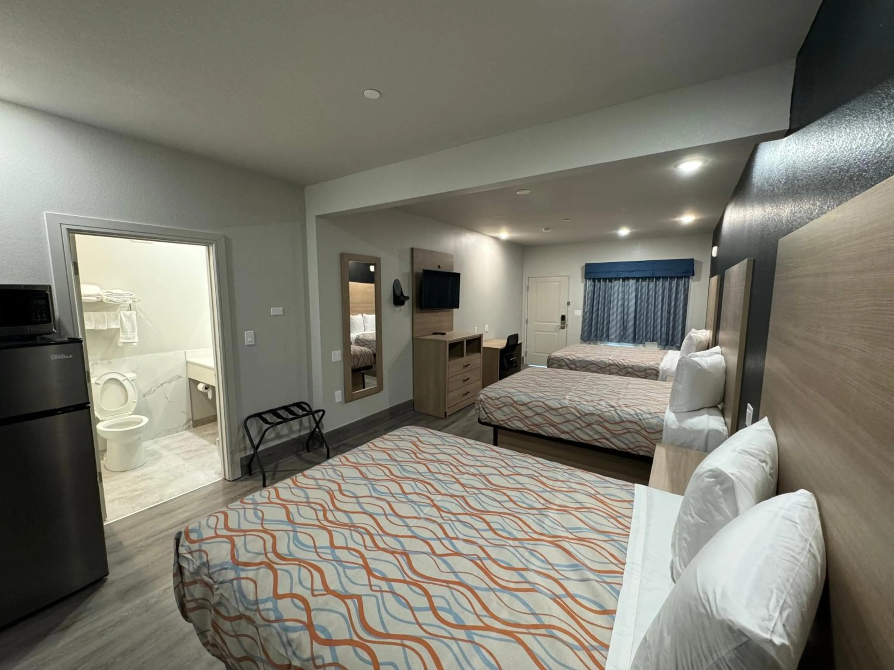 Bed in Crystal Inn Gessner- Near Sam Houston Racepark