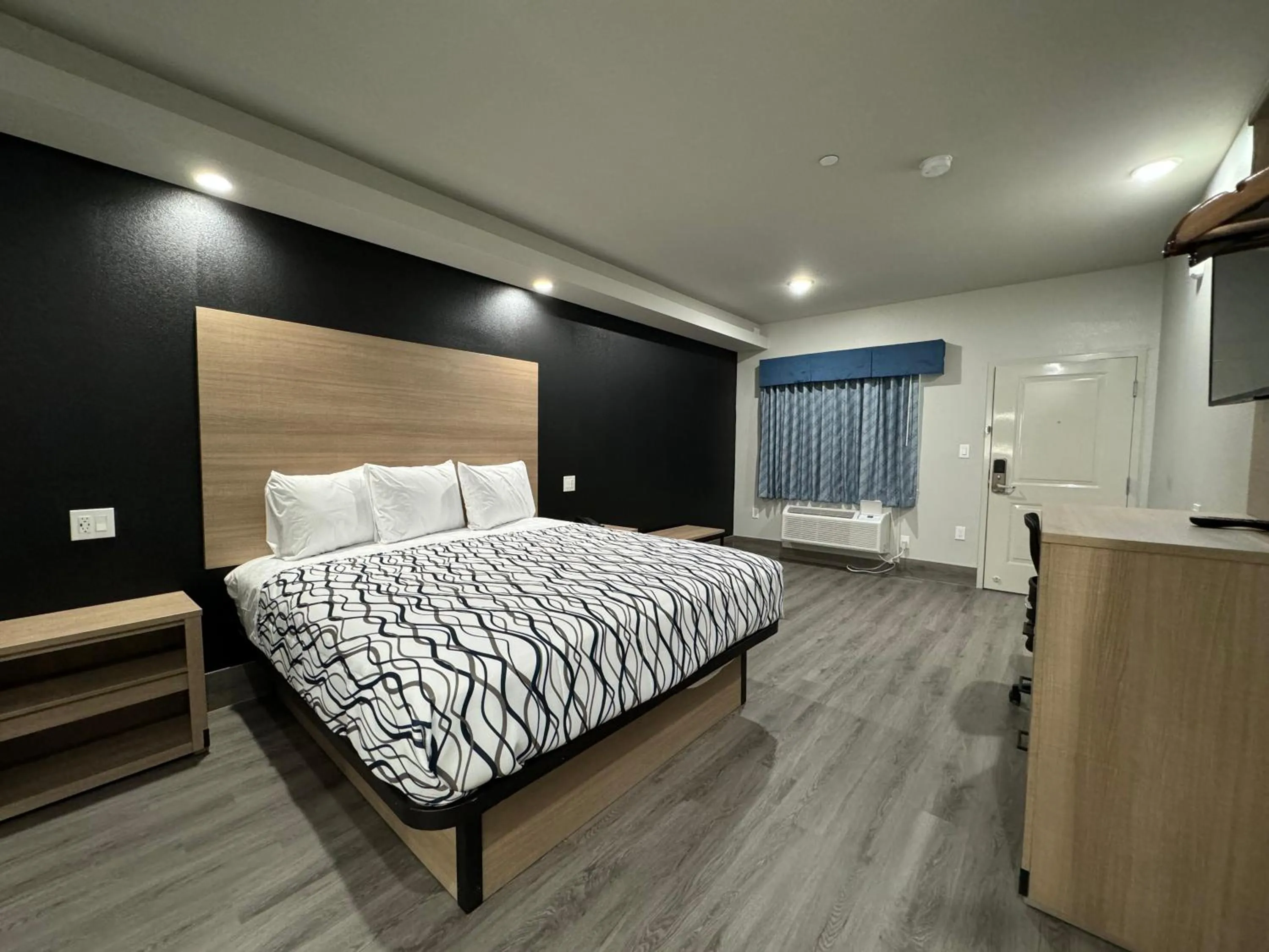 Bed in Crystal Inn Gessner- Near Sam Houston Racepark