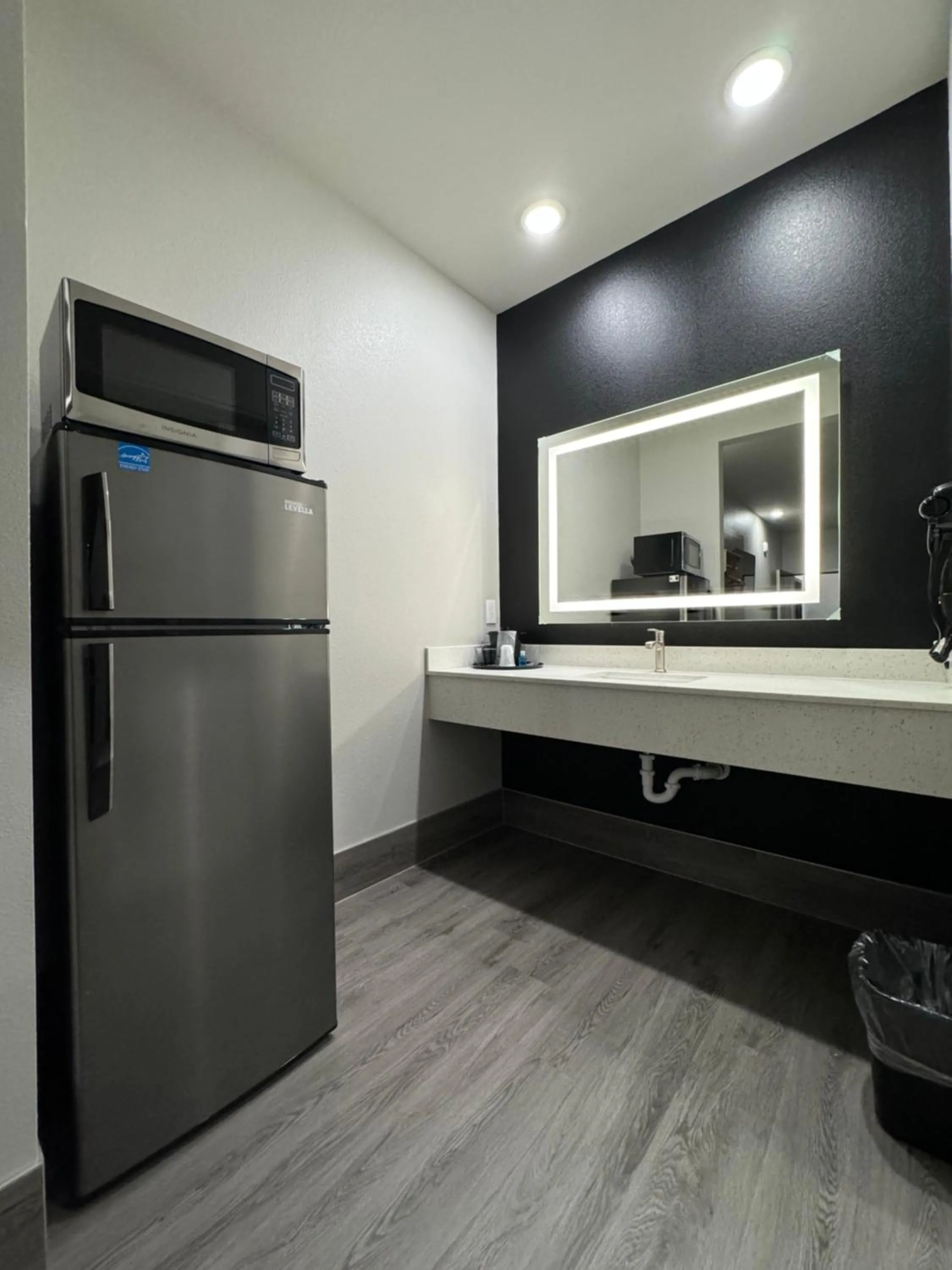 microwave in Crystal Inn Gessner- Near Sam Houston Racepark