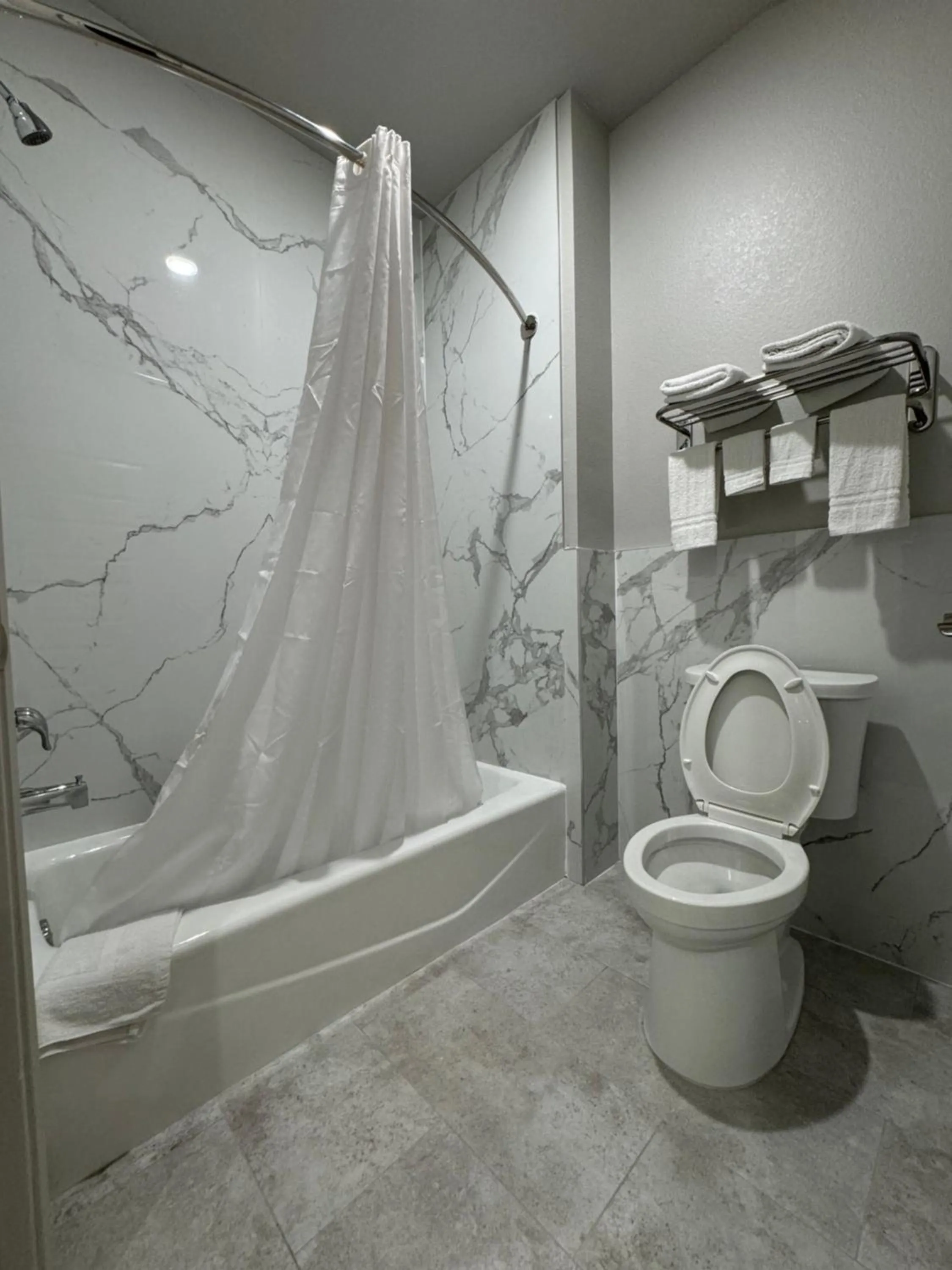 Toilet in Crystal Inn Gessner- Near Sam Houston Racepark