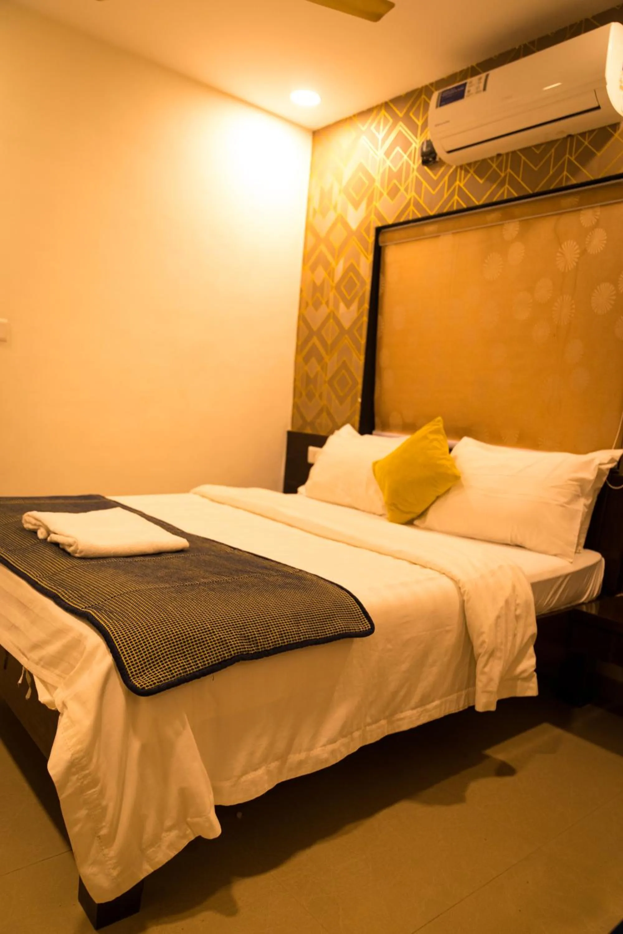 Bed in The Flamboyant Natraj