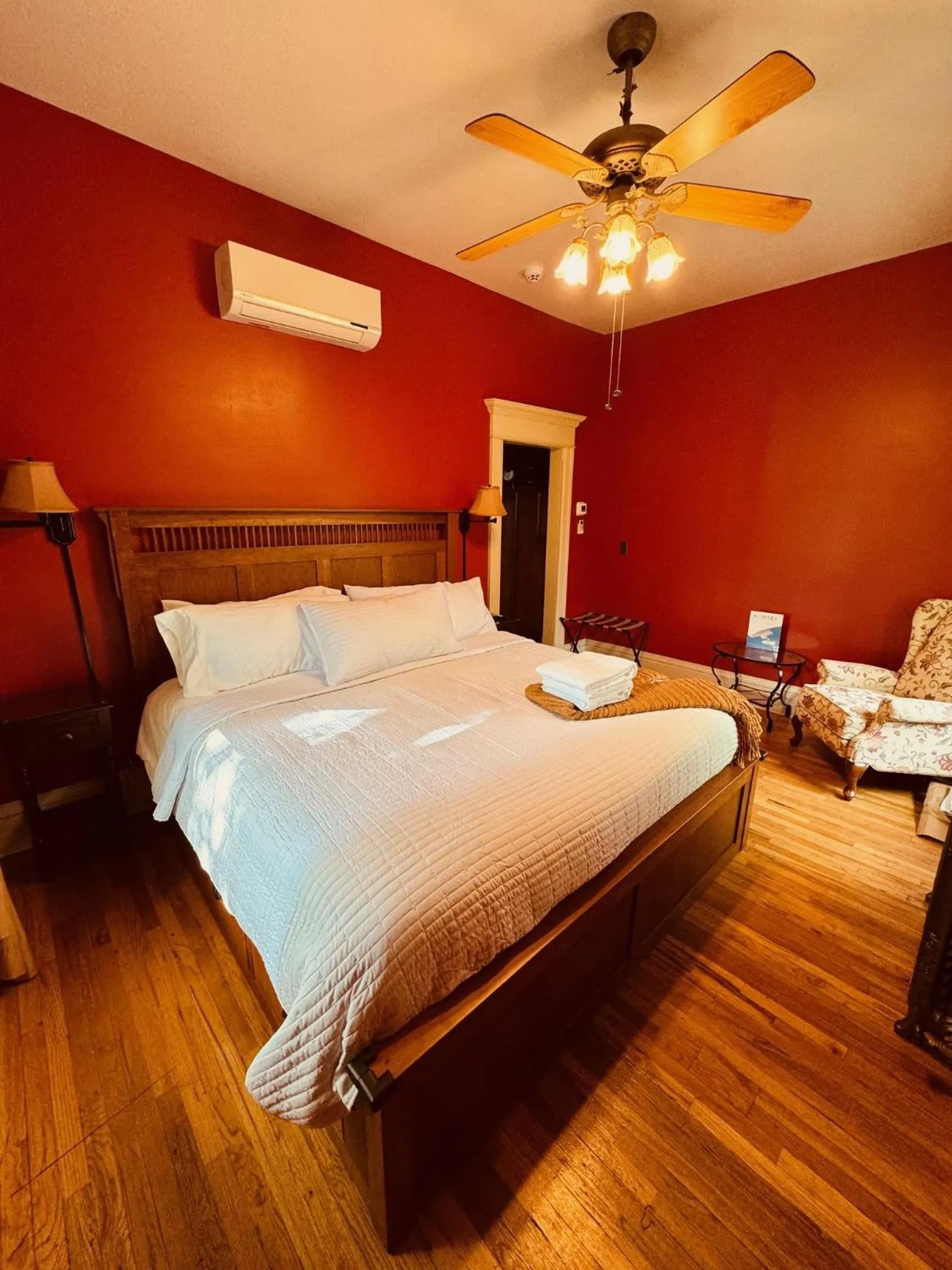 Deluxe King Room in The Gibson Mansion Bed and Breakfast