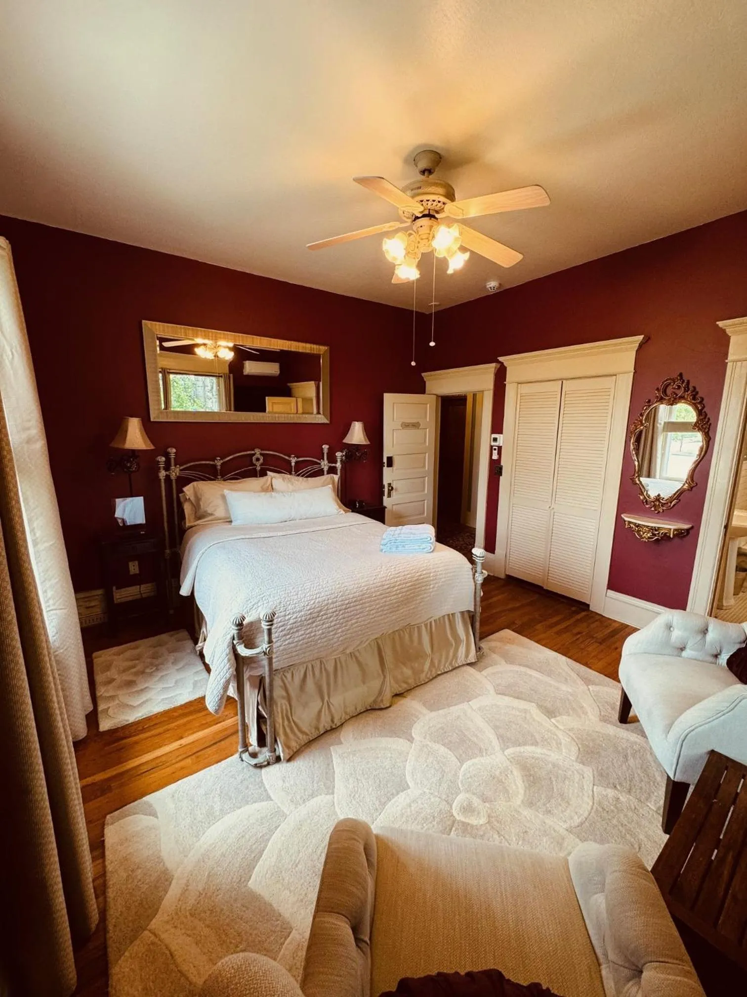Deluxe Queen Room in The Gibson Mansion Bed and Breakfast