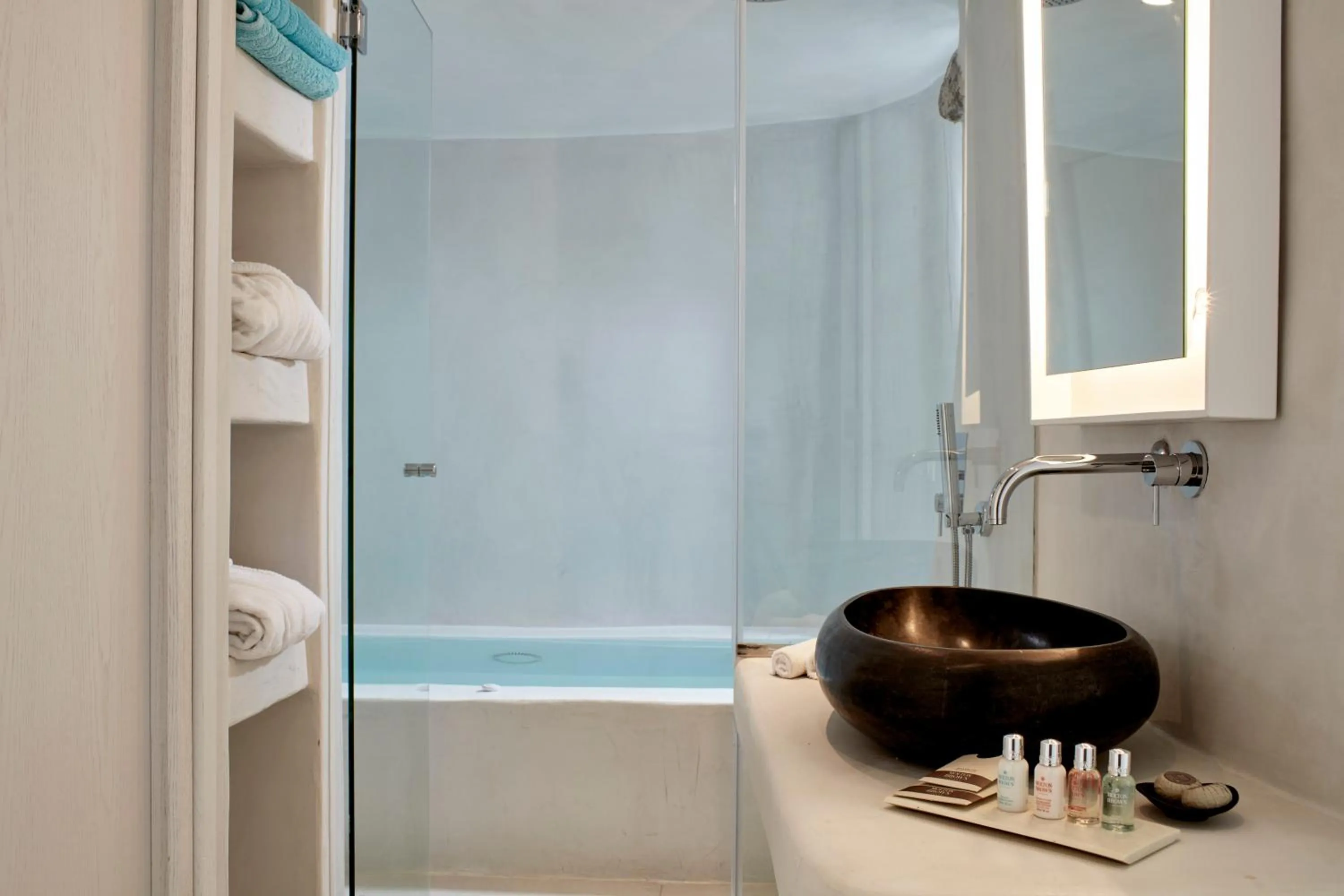 Shower in Cosmopolitan Suites - Small Luxury Hotels of the World