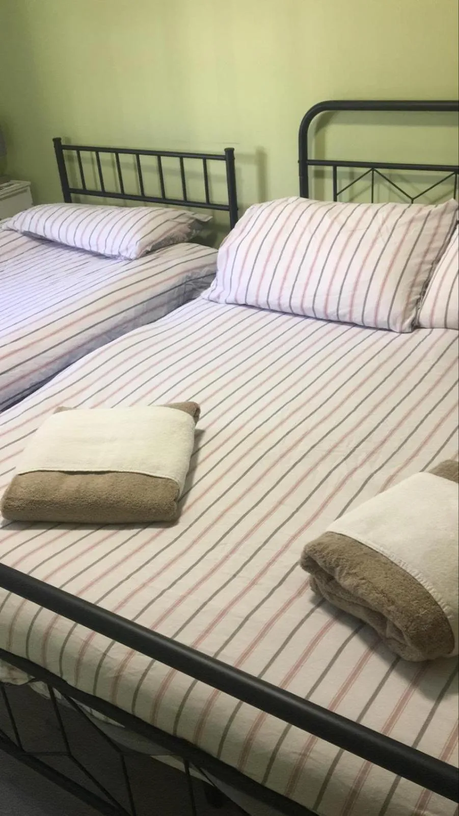 Property building, Bed in Tumbledown Hotel