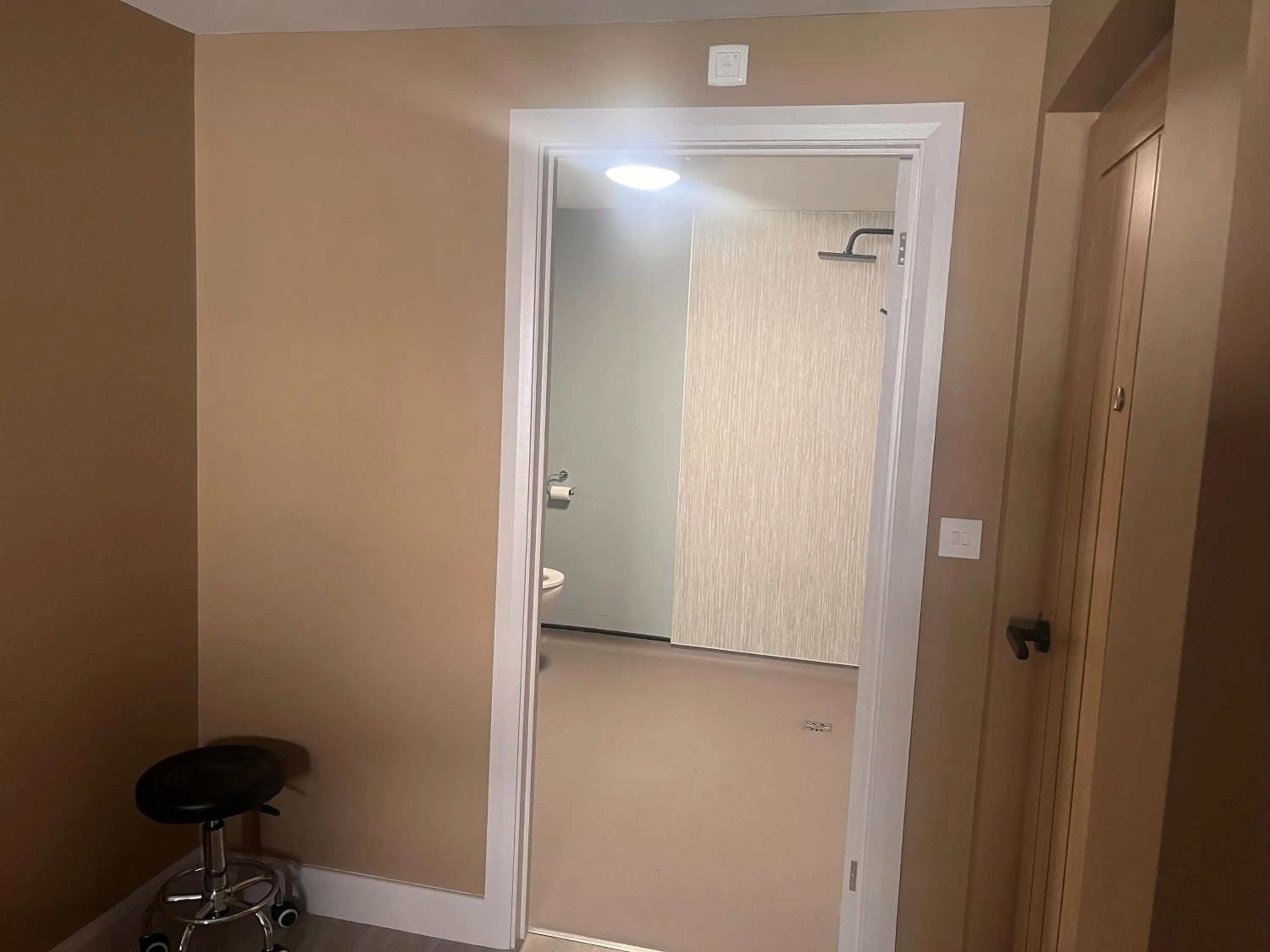 Shower in Tumbledown Hotel