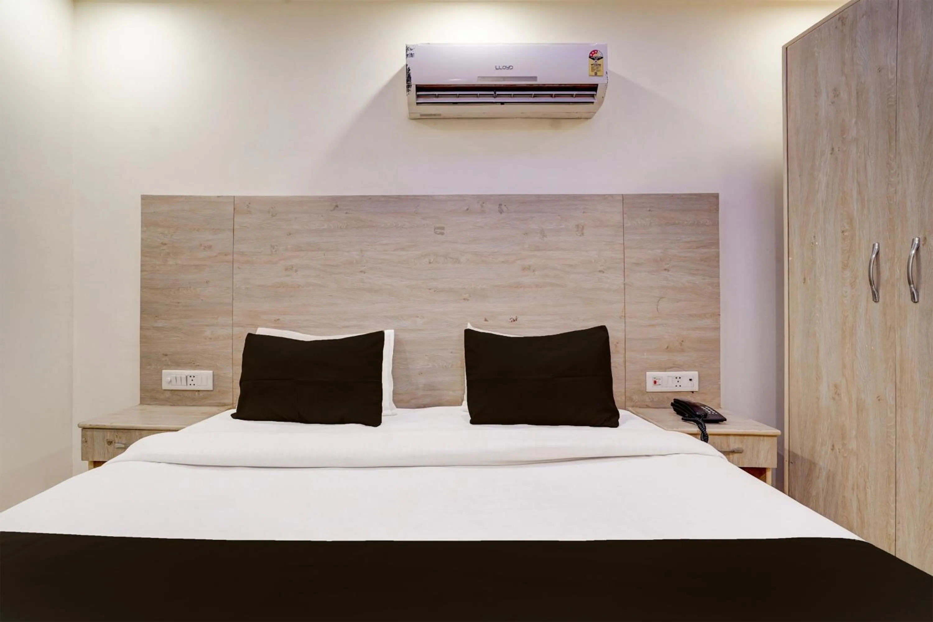 Bedroom, Bed in Hotel O Delhi Airport Stay