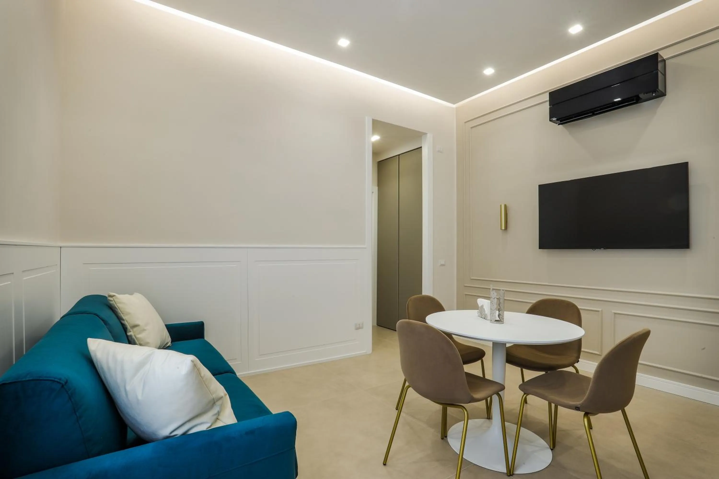 Communal lounge/ TV room in Conte Relais Suite