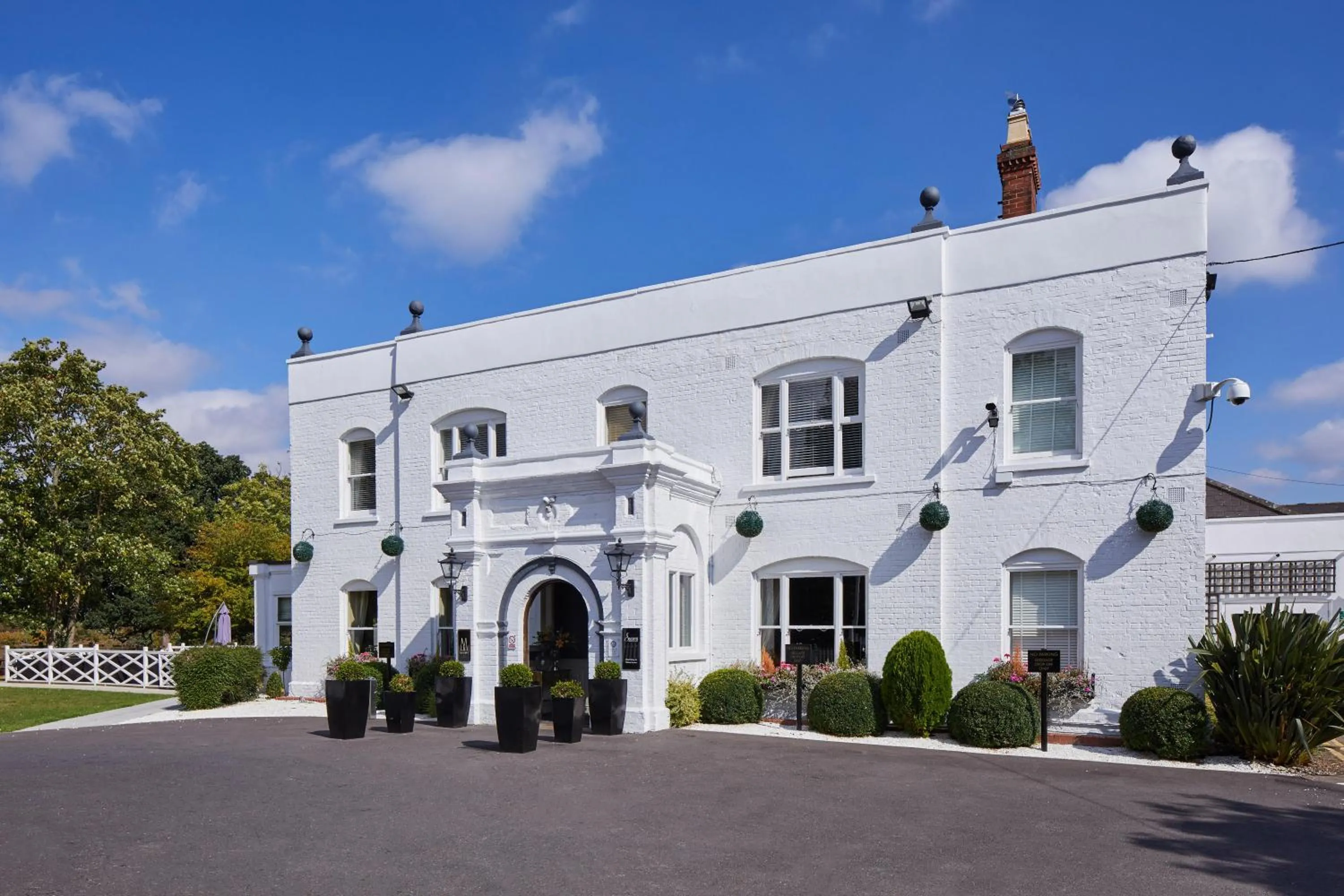 Facade/entrance in WorldHotels Distinctive Woughton House Hotel