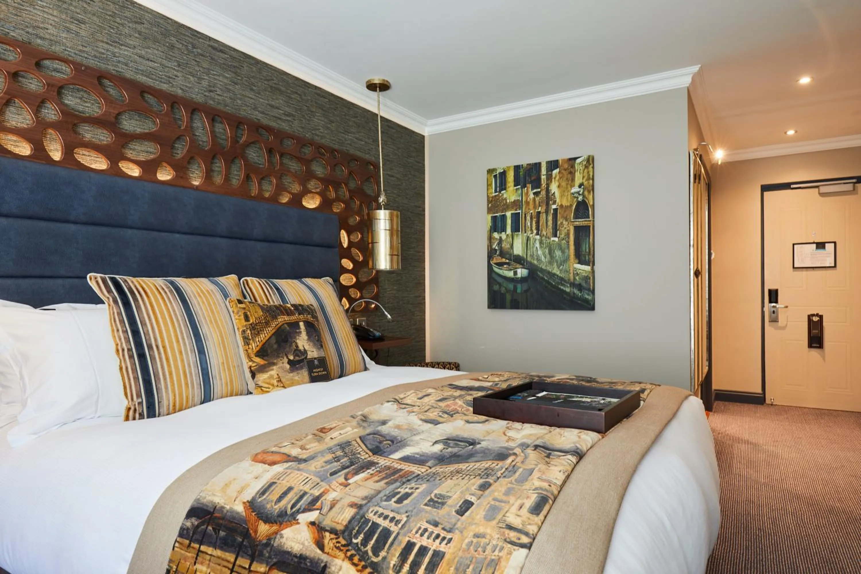 Bedroom, Bed in WorldHotels Distinctive Woughton House Hotel