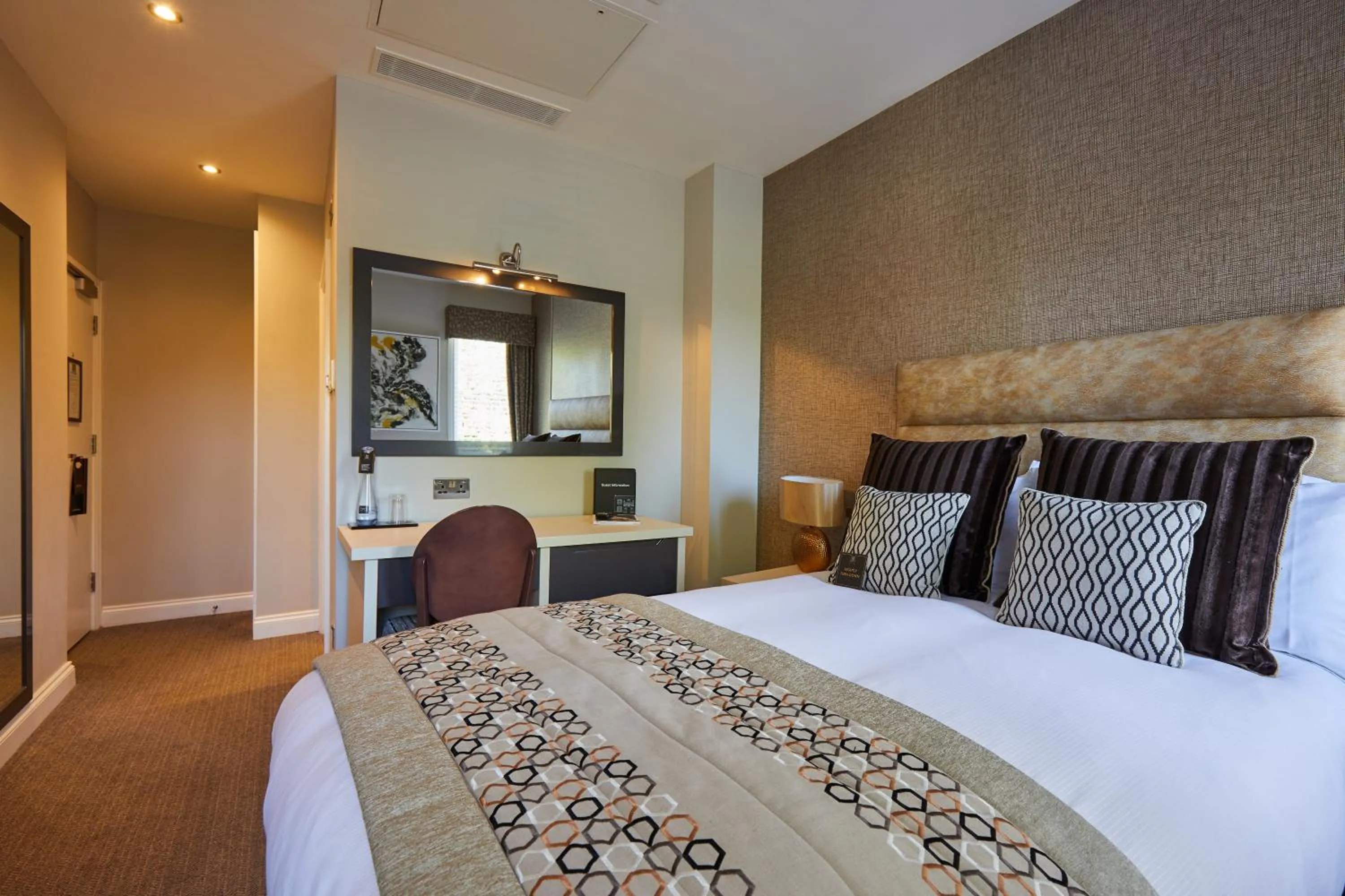 Bedroom, Bed in WorldHotels Distinctive Woughton House Hotel