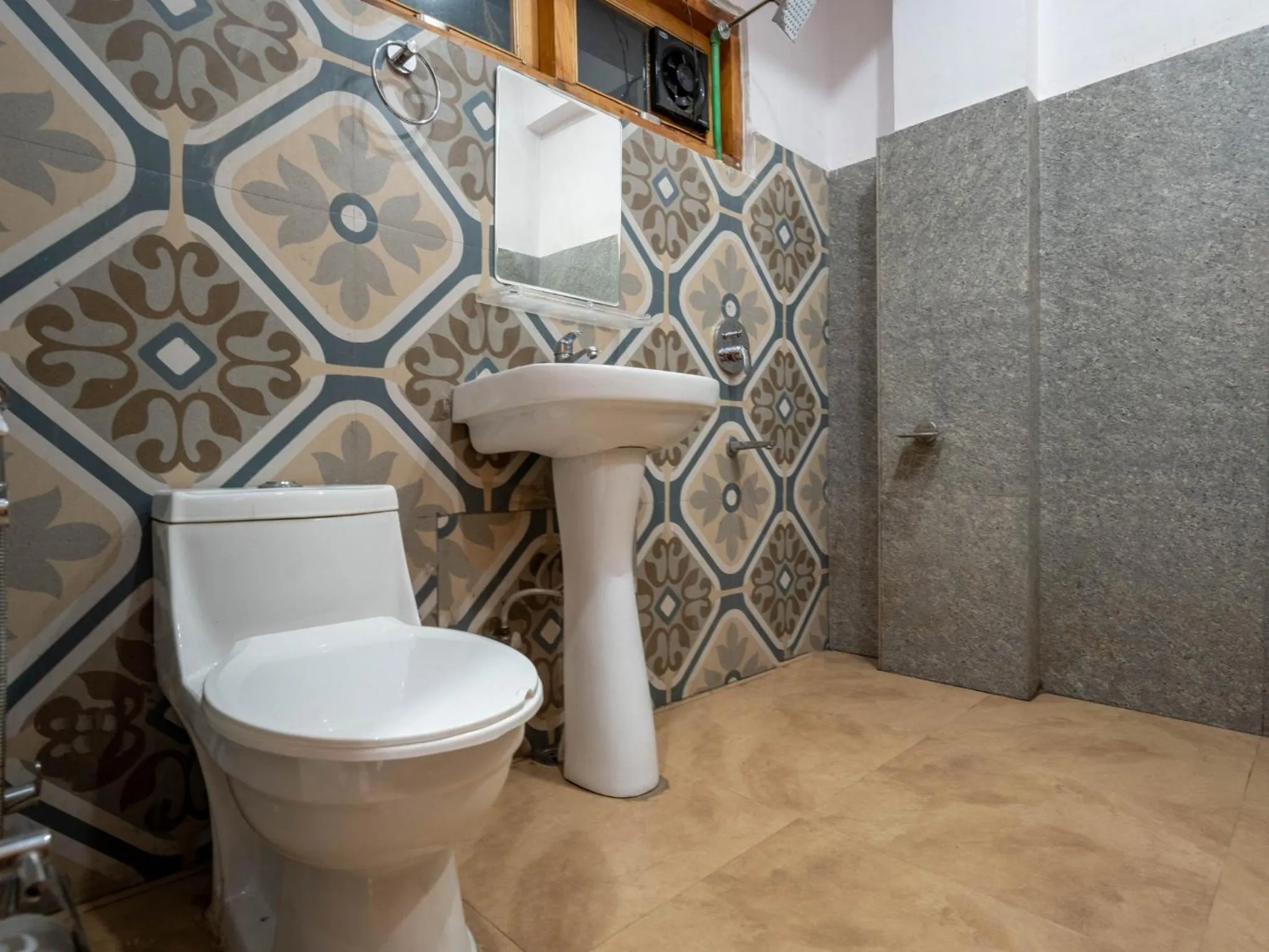 Shower in Moustache Shoja, Jibhi