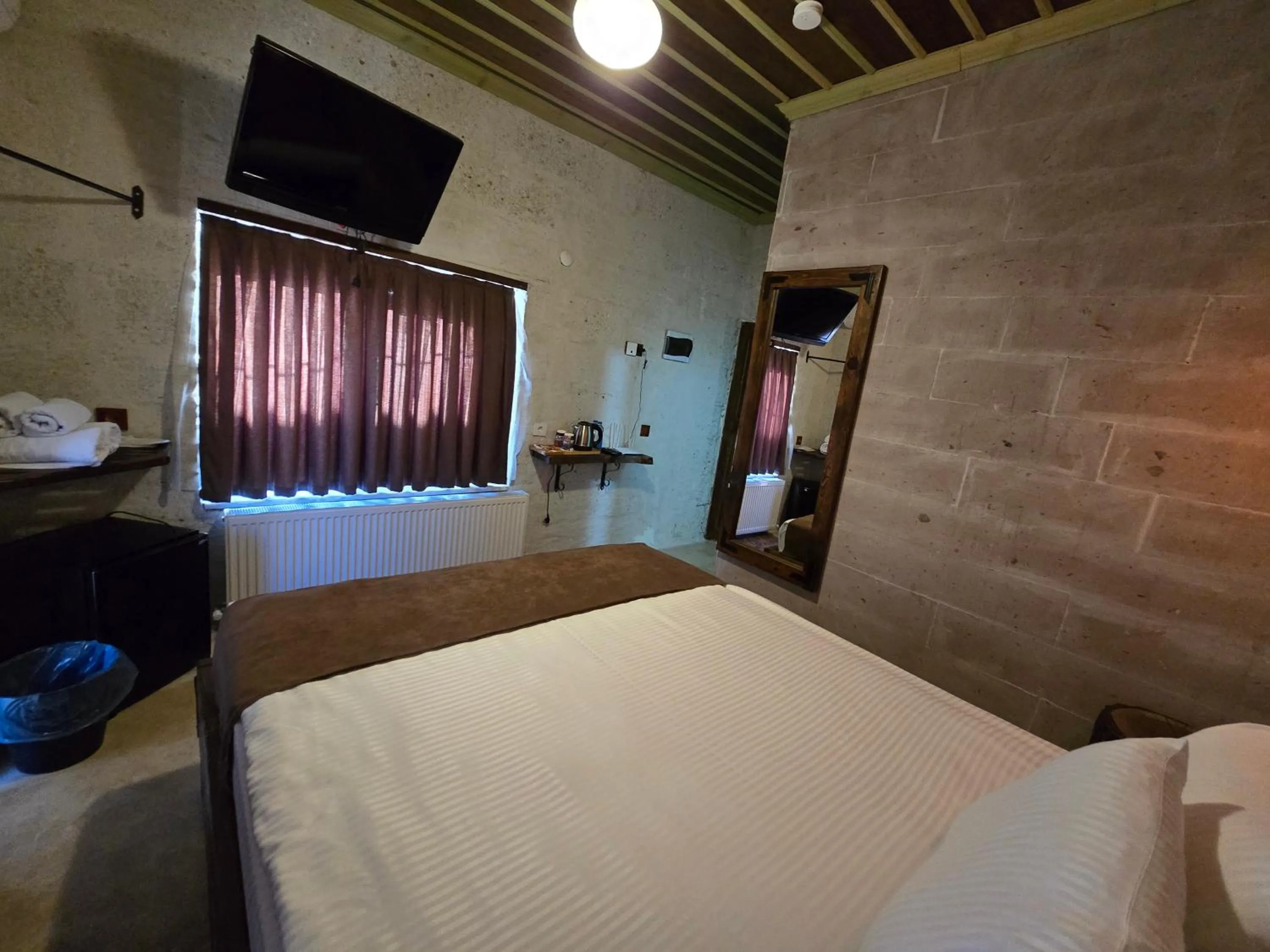 Photo of the whole room, Bed in Almula Cave