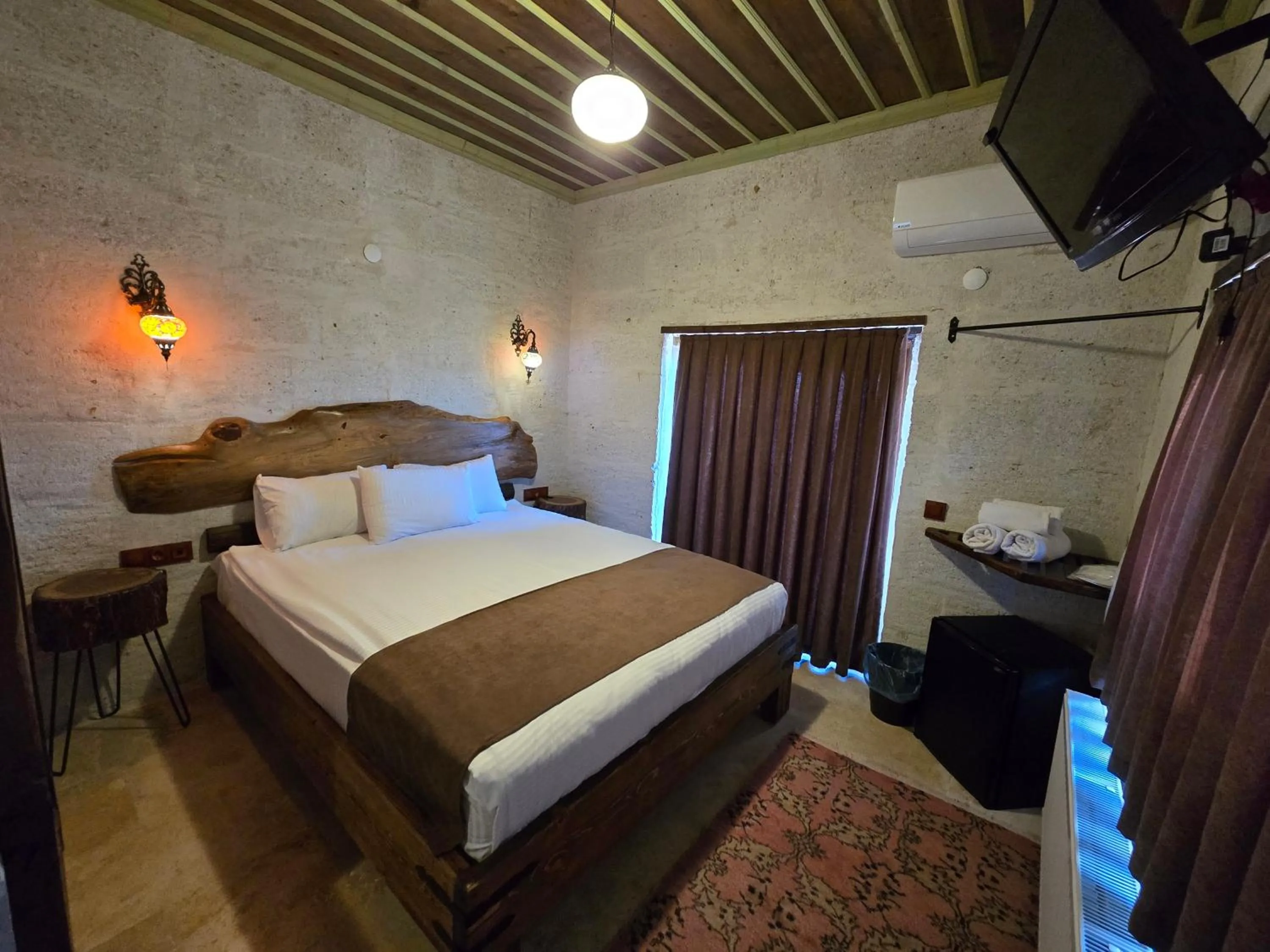 Photo of the whole room, Bed in Almula Cave