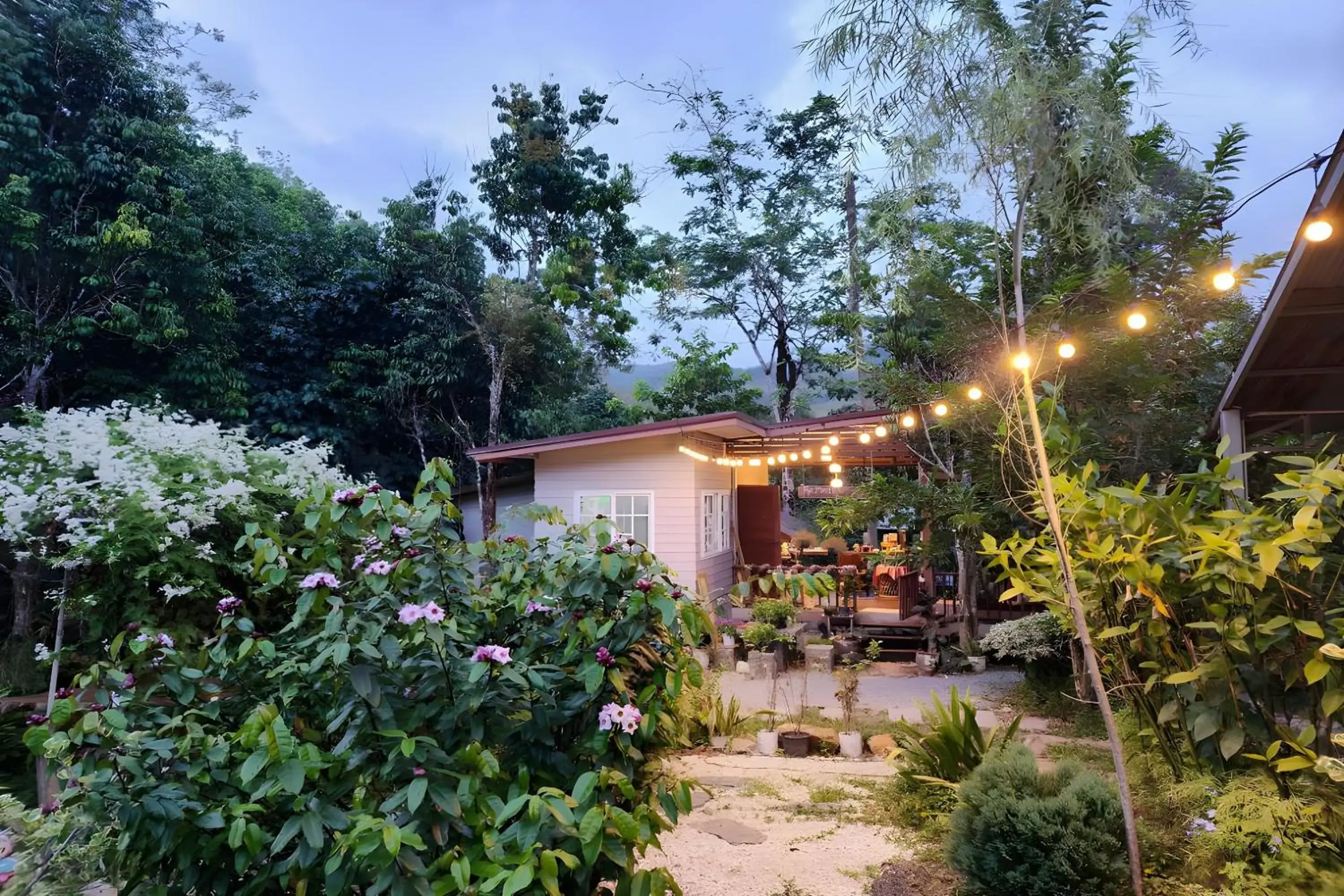 Property building in Rat Min House Property building in Rat Min House