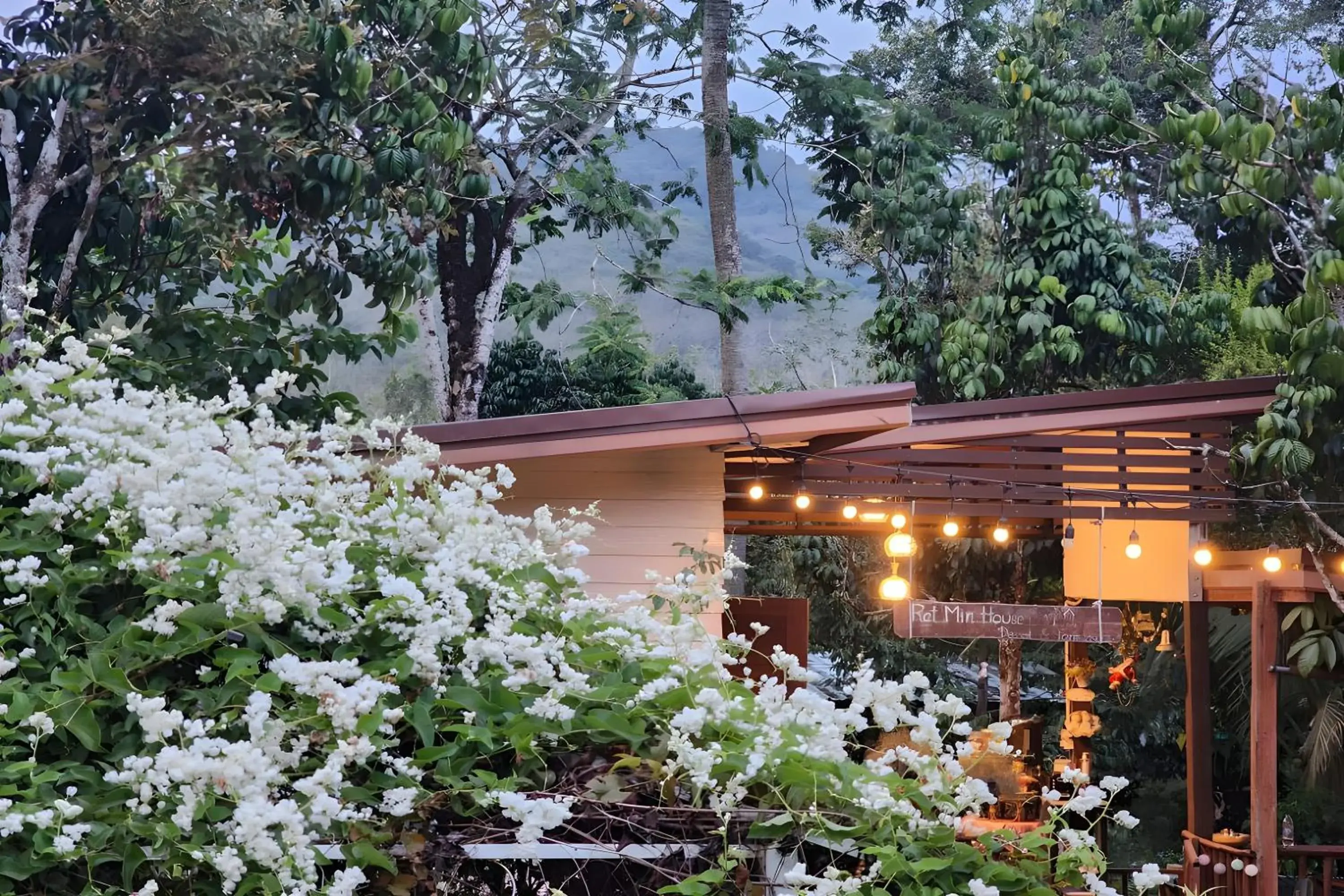 Property building in Rat Min House Property building in Rat Min House