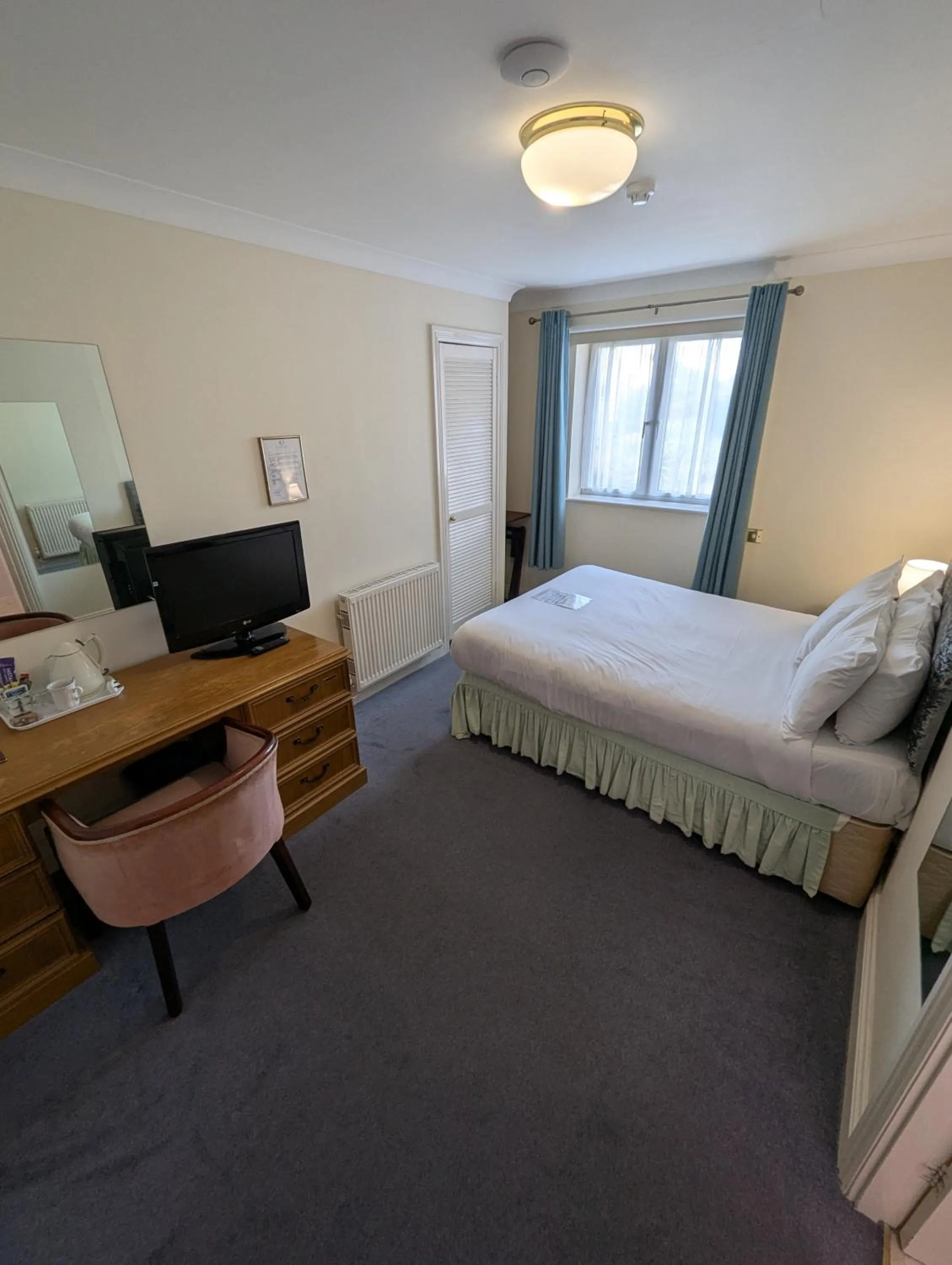 Bed in The Walnut Tree Hotel