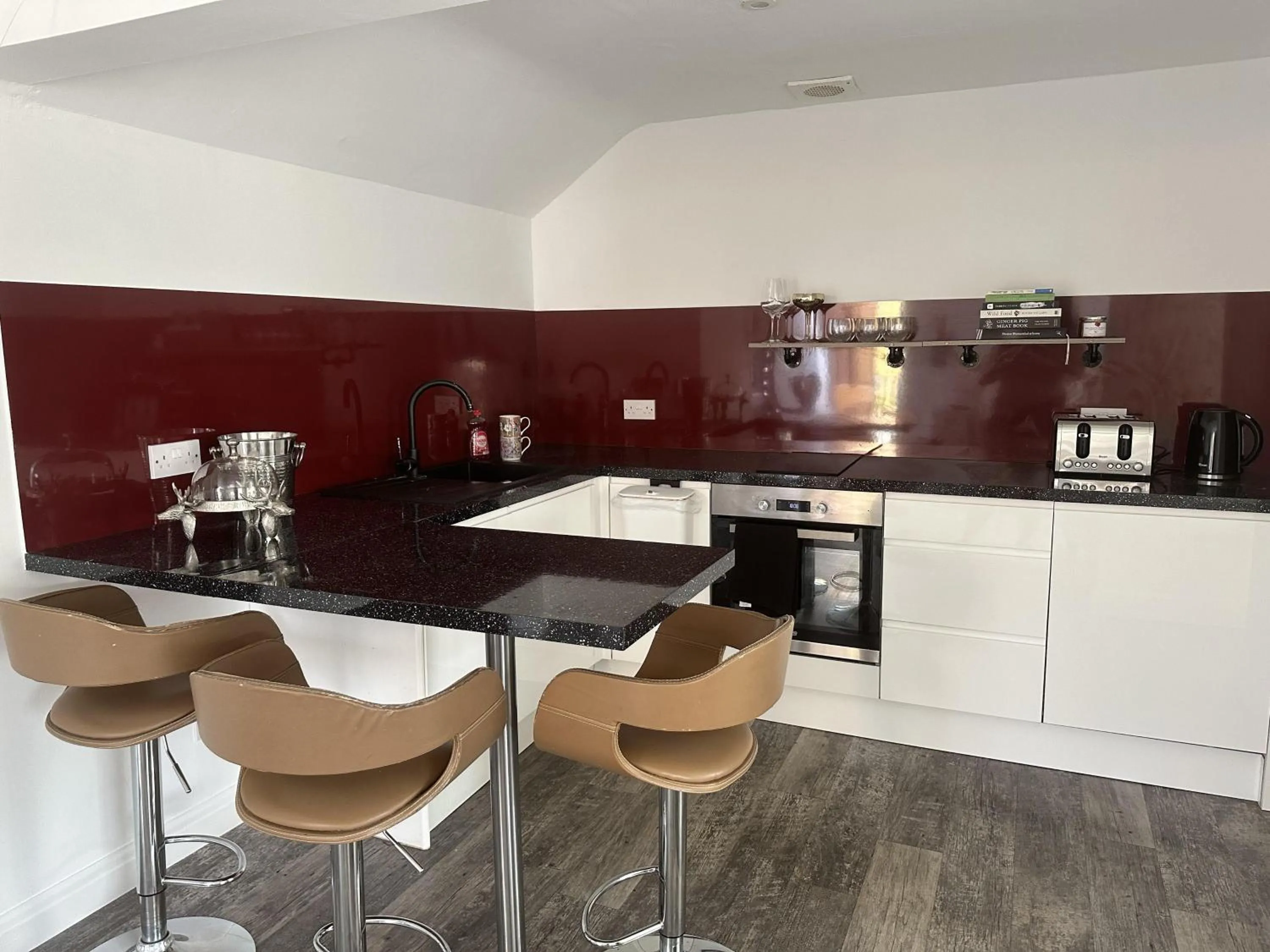 Studio - Sleeps 2 - Pets - Parking - Wifi