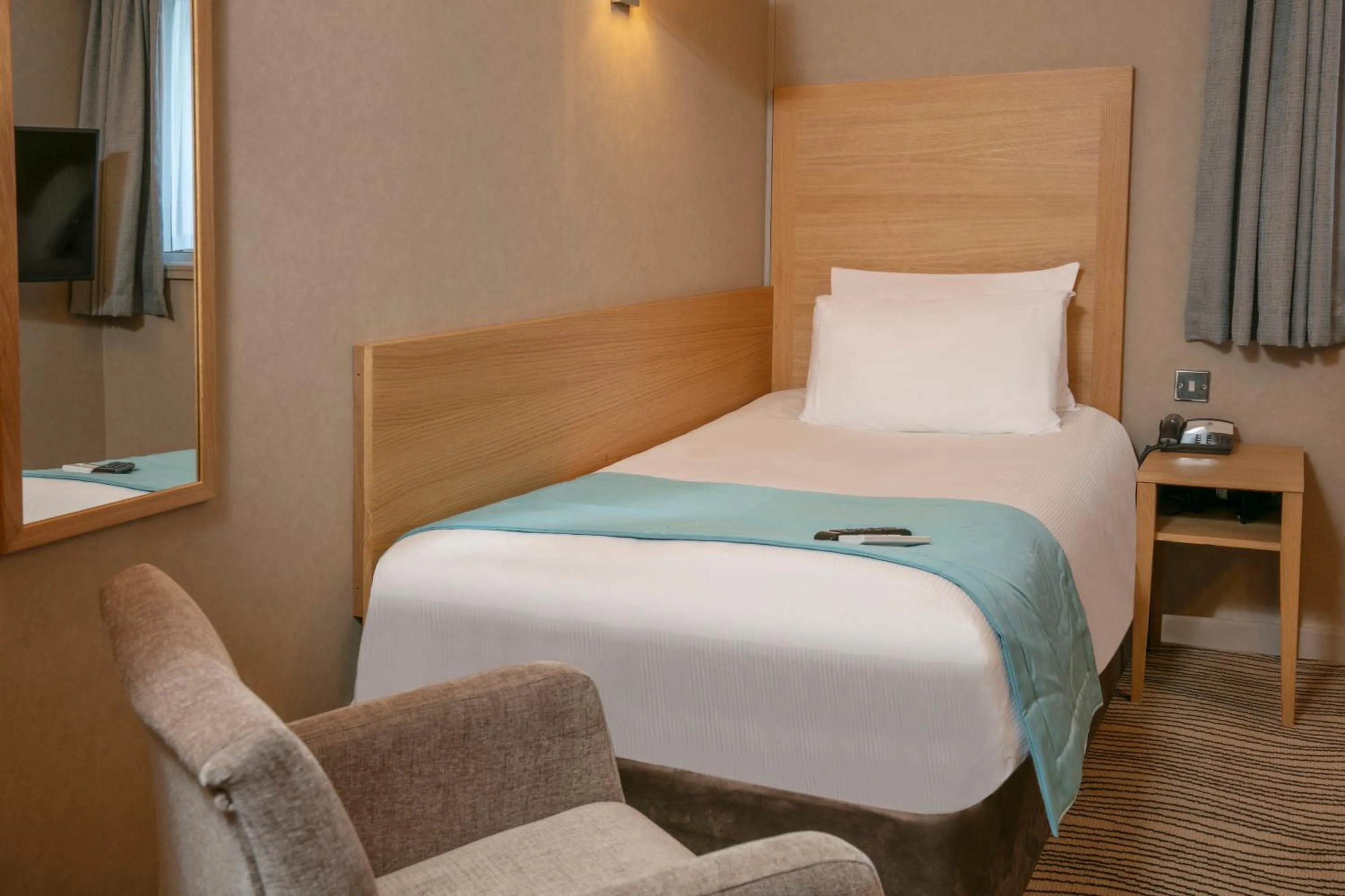 Bed in Best Western Heath Court Hotel