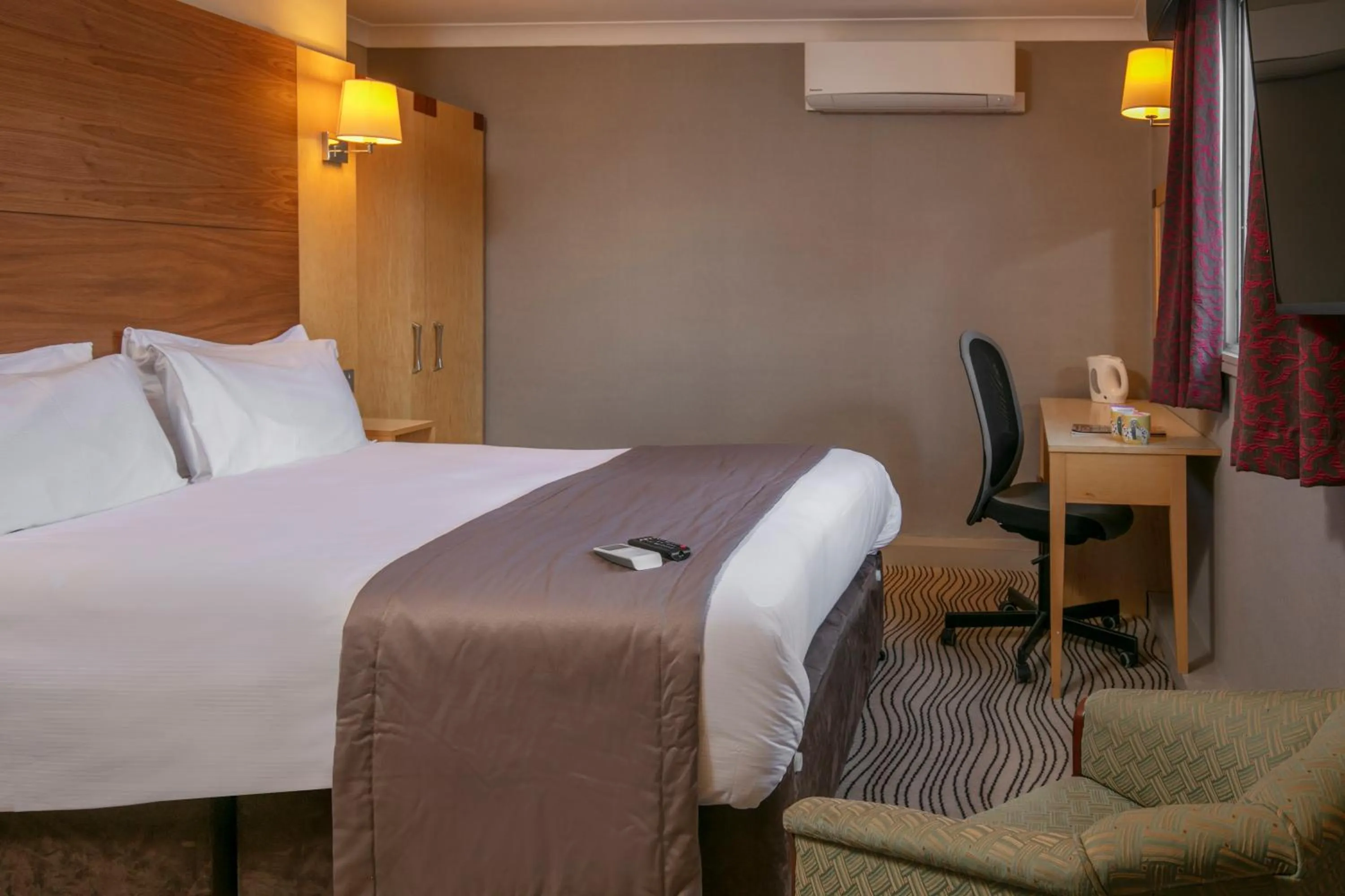 Bed in Best Western Heath Court Hotel